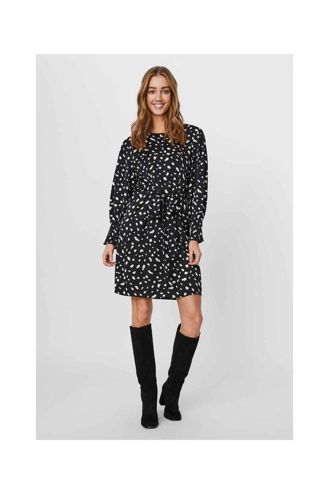 Pusilgių suknelė juodas VERO MODA moteris