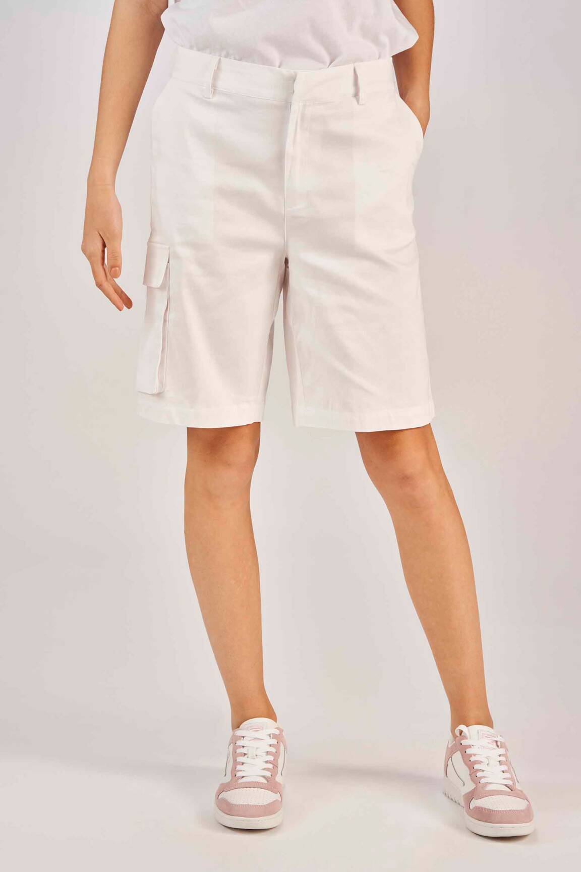 Bermudas baltas NA-KD moteris