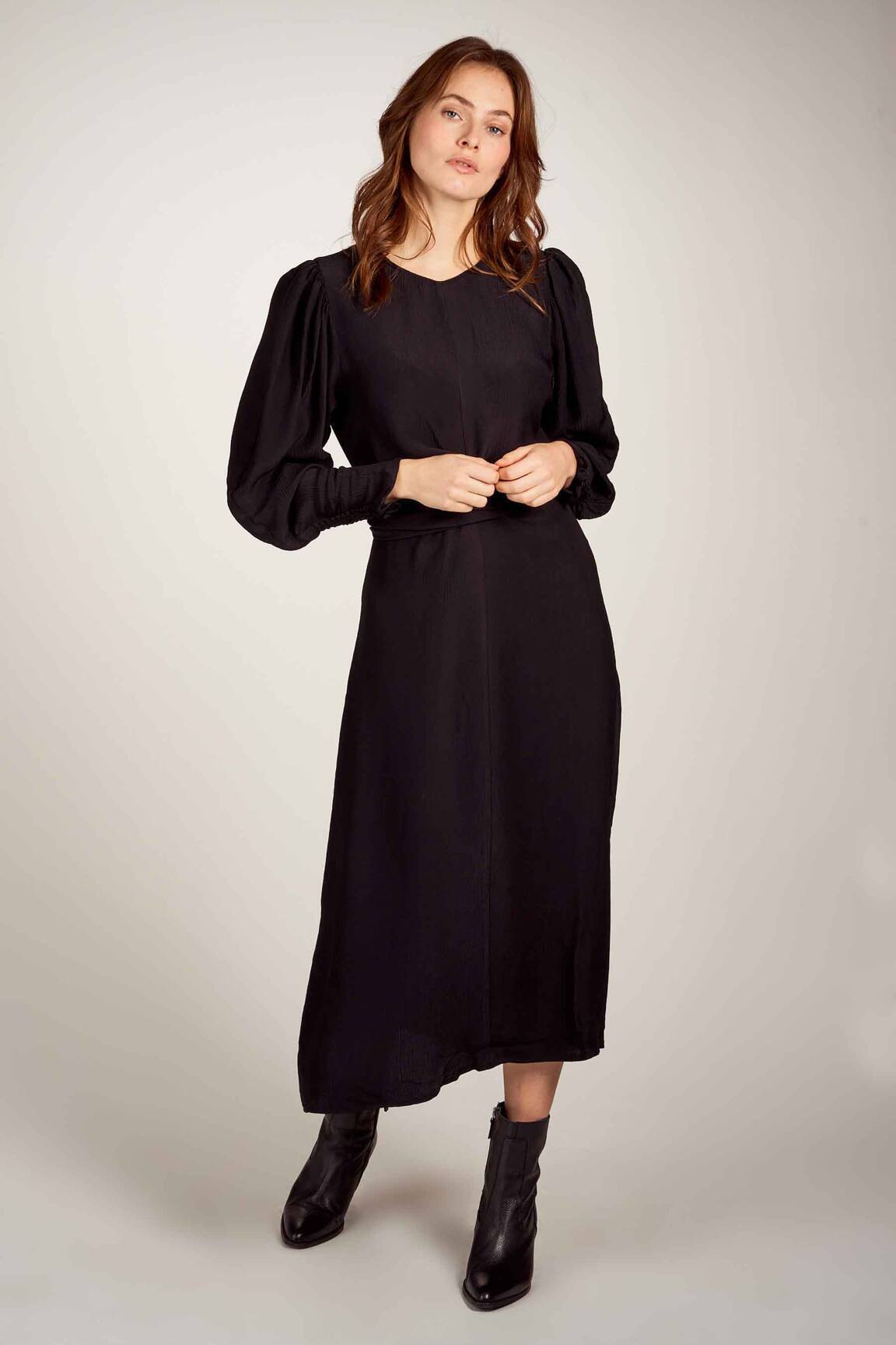 Pusilgių suknelė juodas ASTRID BLACK LABEL moteris