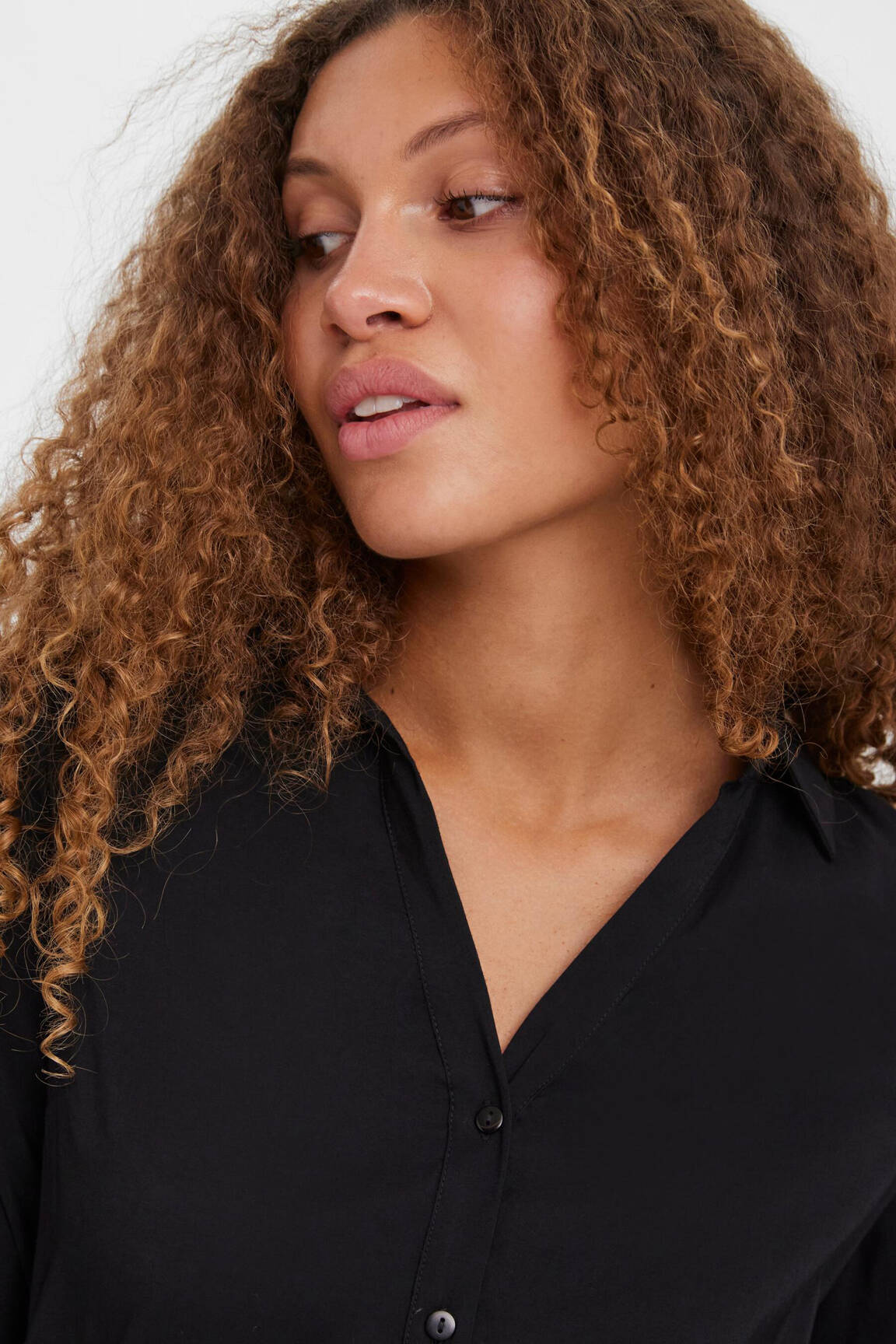 Pusilgių suknelė juodas VERO MODA moteris