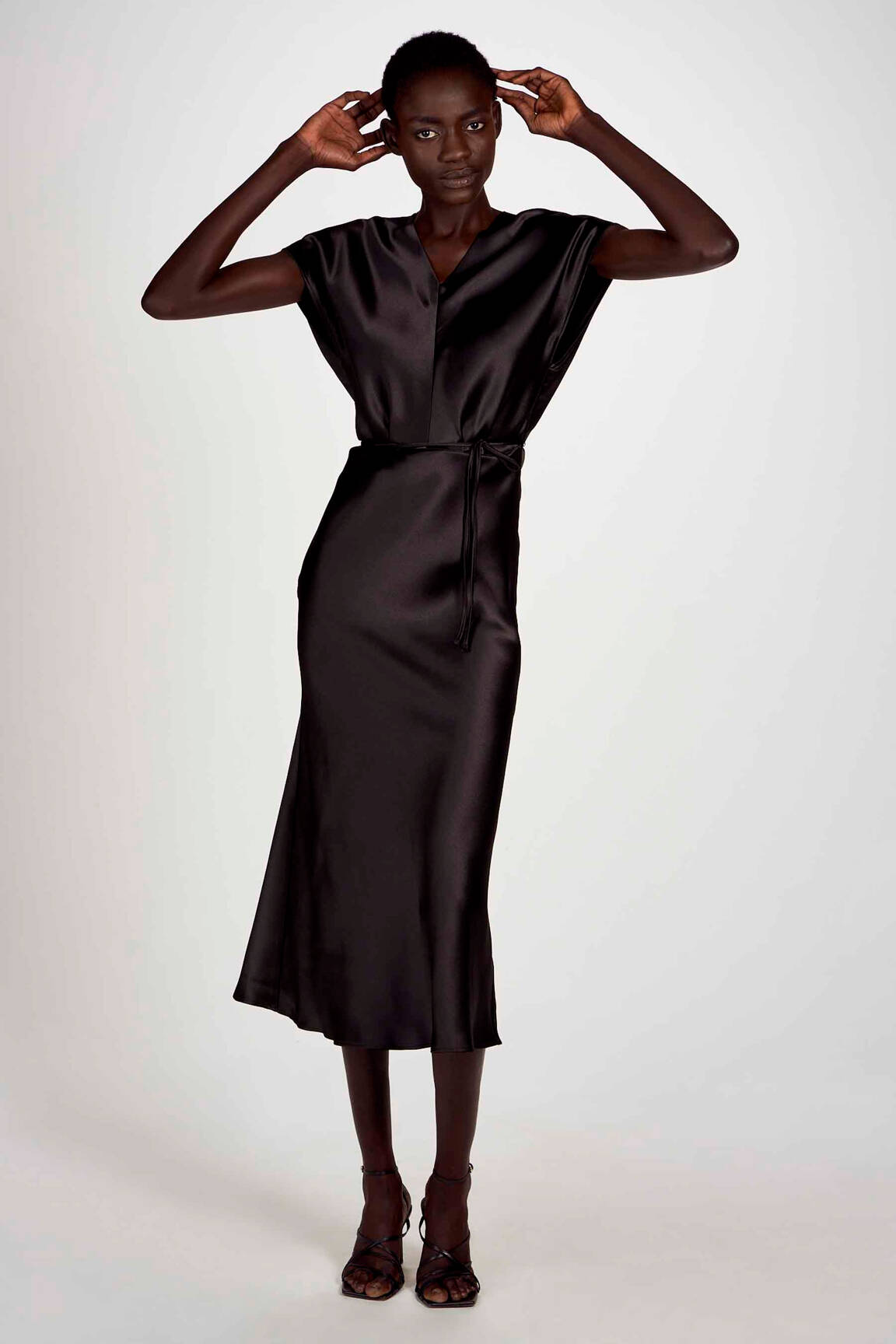 Pusilgių suknelė juodas ASTRID BLACK LABEL moteris