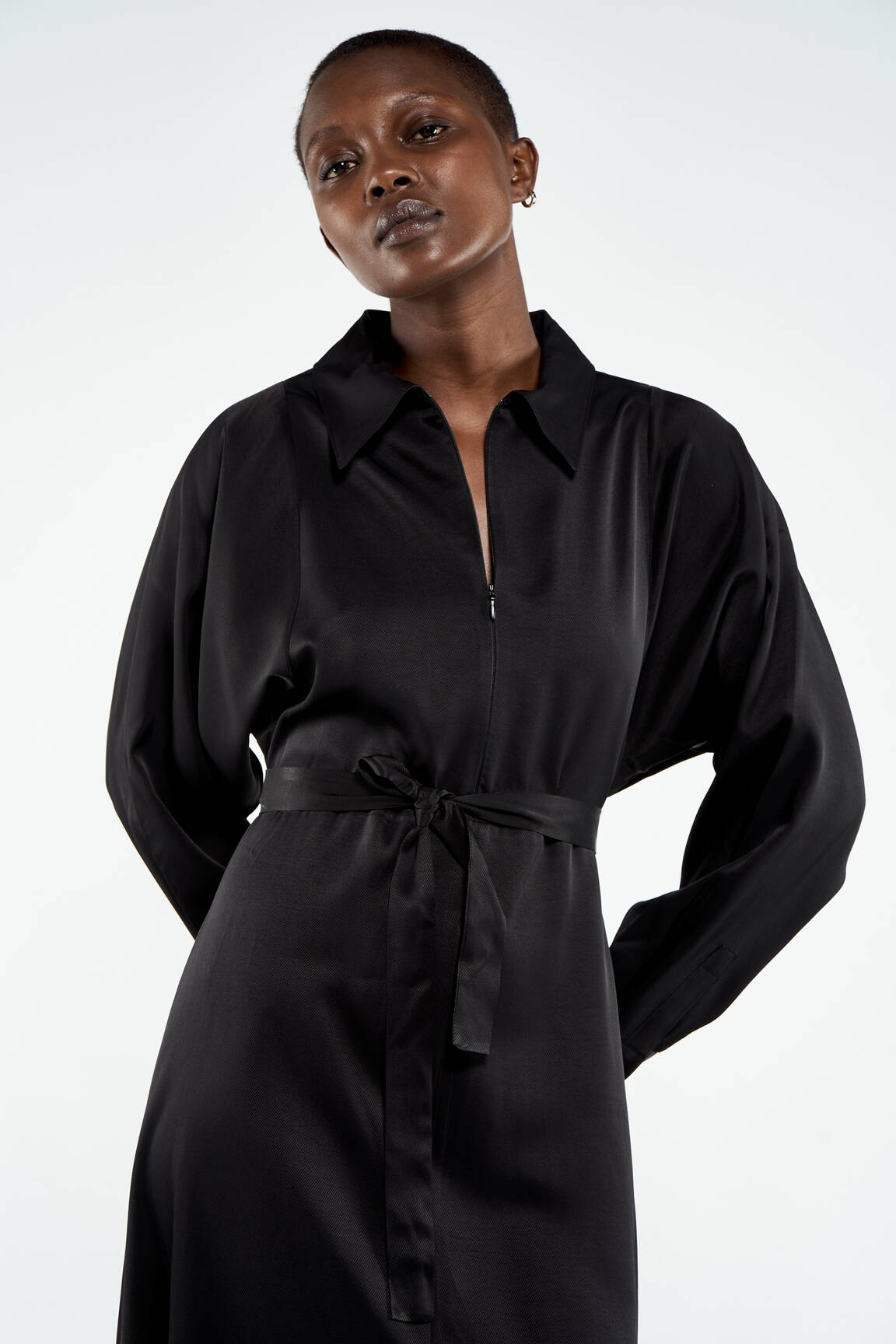 Pusilgių suknelė juodas ASTRID BLACK LABEL moteris