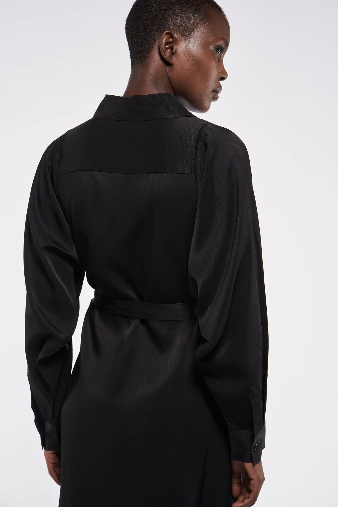 Pusilgių suknelė juodas ASTRID BLACK LABEL moteris