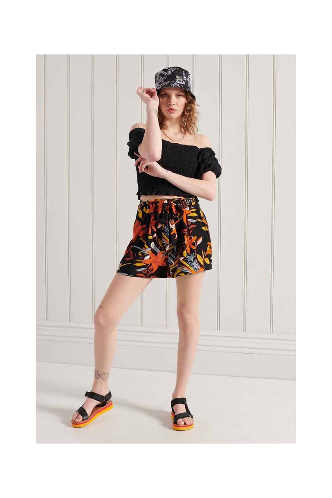 Šortas juodas SUPERDRY moteris