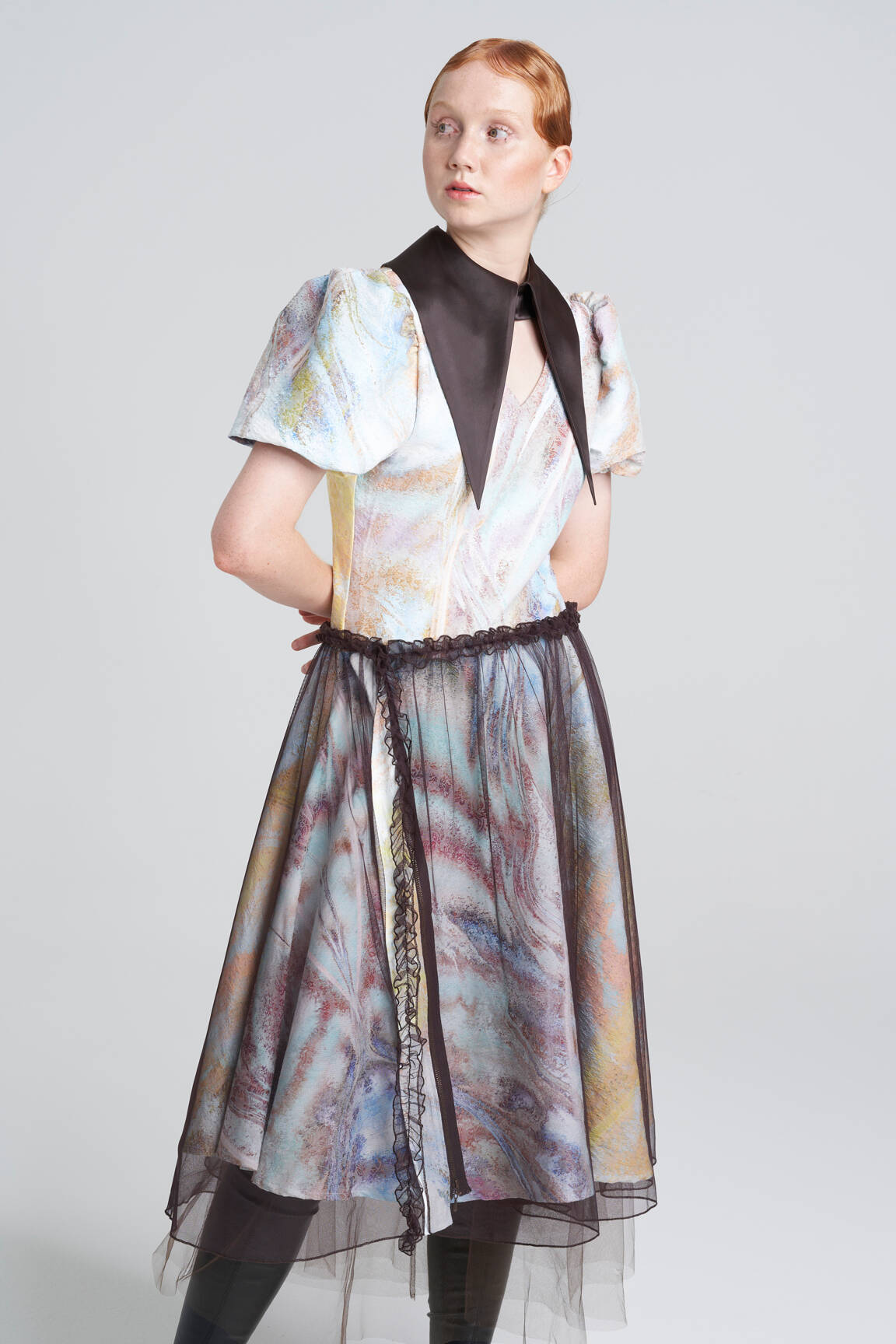 Pusilgių suknelė rudas YOUNG DESIGNERS moteris