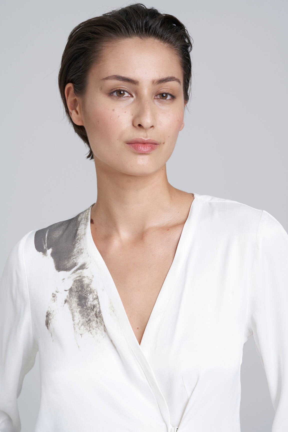 Moteriškas marškinys baltas YOUNG DESIGNERS moteris