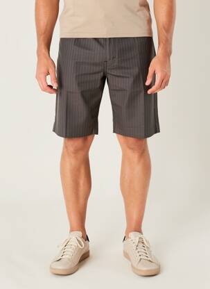 Bermudas popelinos audinys, kuris pasižymi lygiu ir tankiu paviršiumi. aukšta talija pilka HUGO BOSS vyras