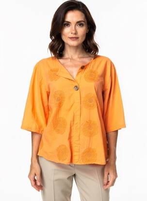 Bluzonai popelinos audinys, kuris pasižymi lygiu ir tankiu paviršiumi. 3/4 rankovės oranžinė NEW COLLECTION moteris