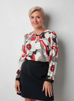 Bluzonai popelinos audinys, kuris pasižymi lygiu ir tankiu paviršiumi. ilgos rankovės raudona MERI & ESCA moteris