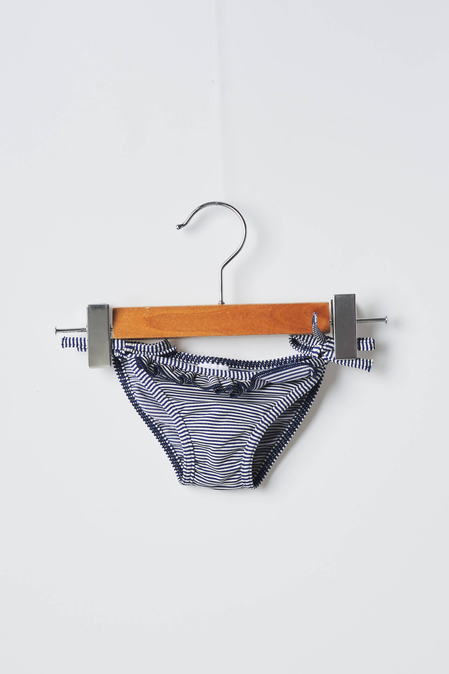 Maudymosi kelnaitės mėlyna PETIT BATEAU mergina