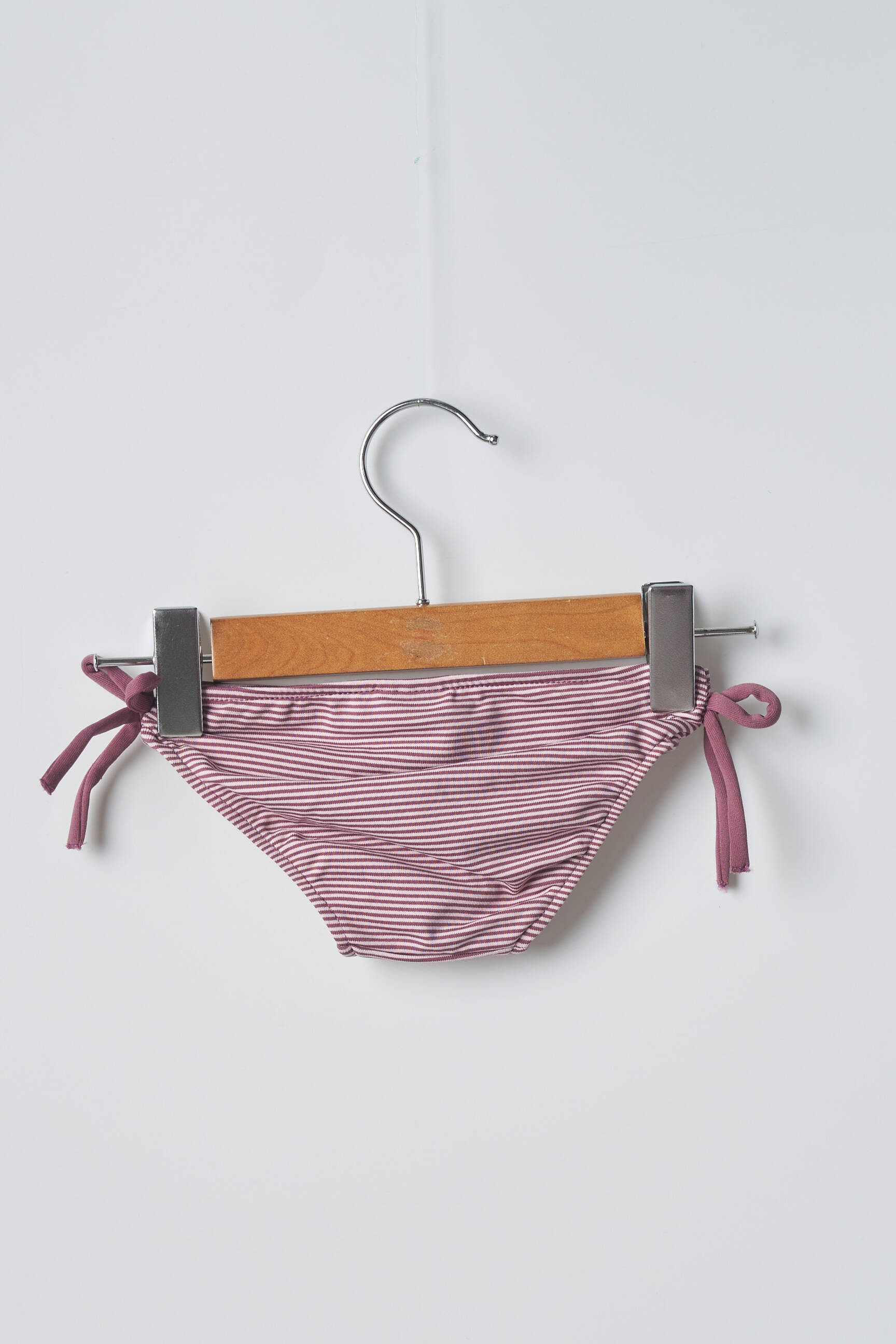 Maudymosi kelnaitės violetinis PETIT BATEAU mergina