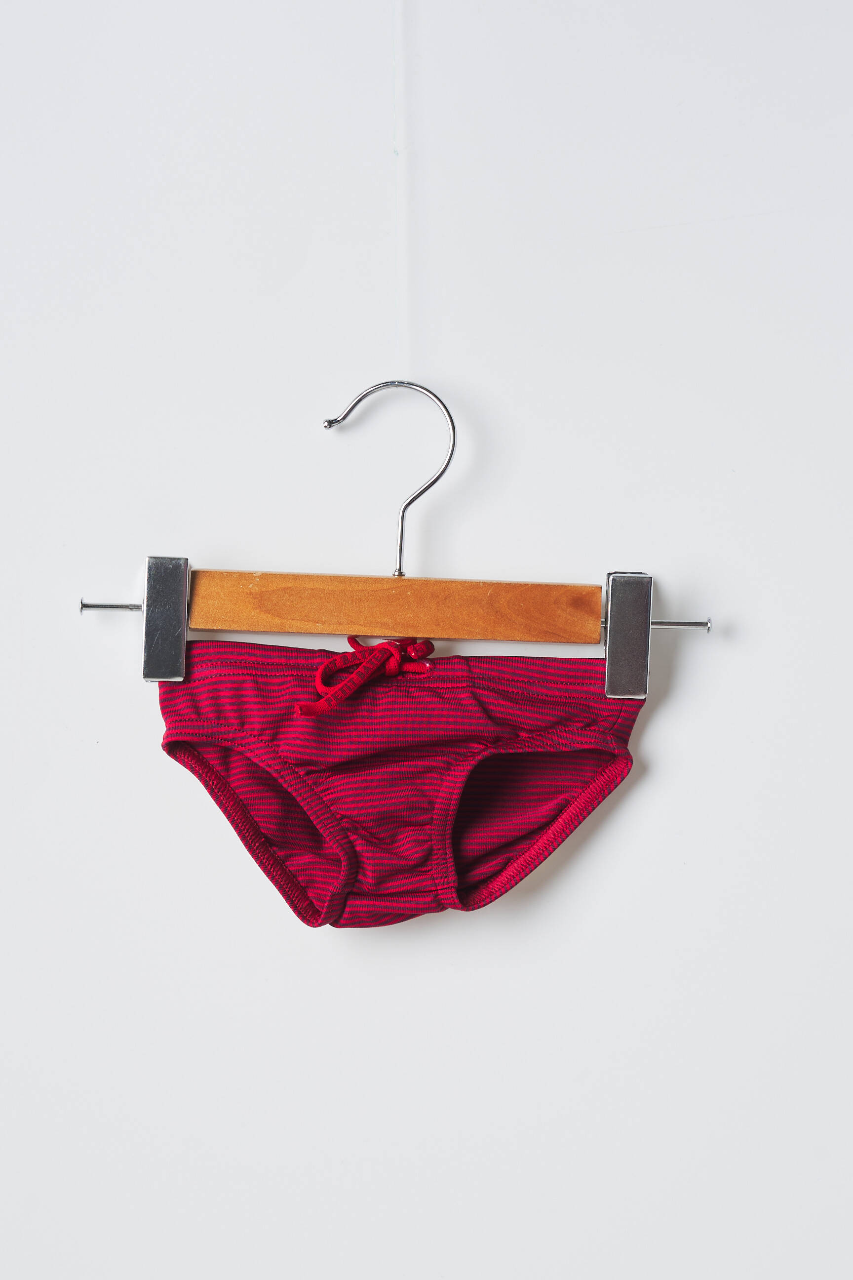 Maudymosi kelnaitės raudona PETIT BATEAU mergina