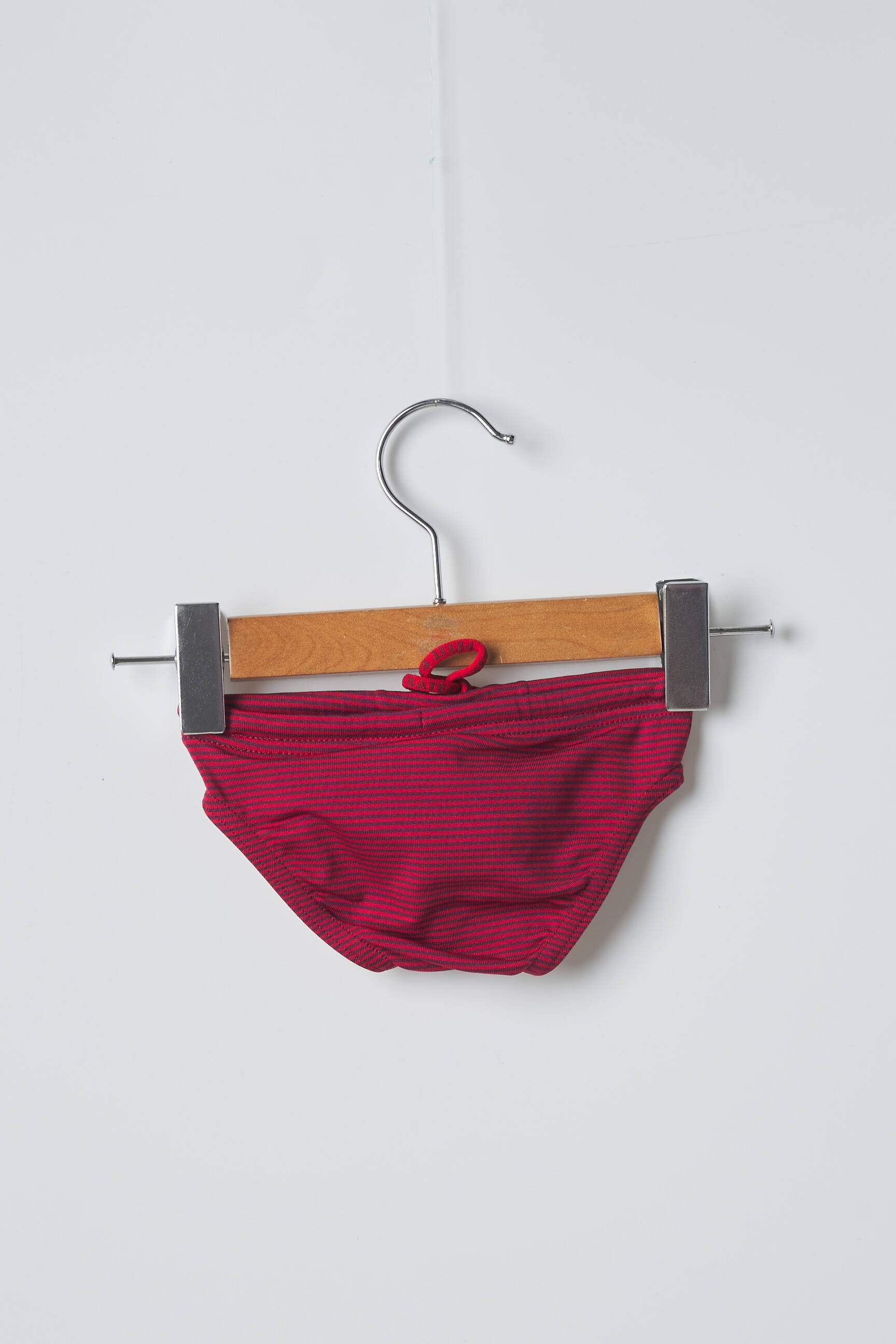 Maudymosi kelnaitės raudona PETIT BATEAU mergina