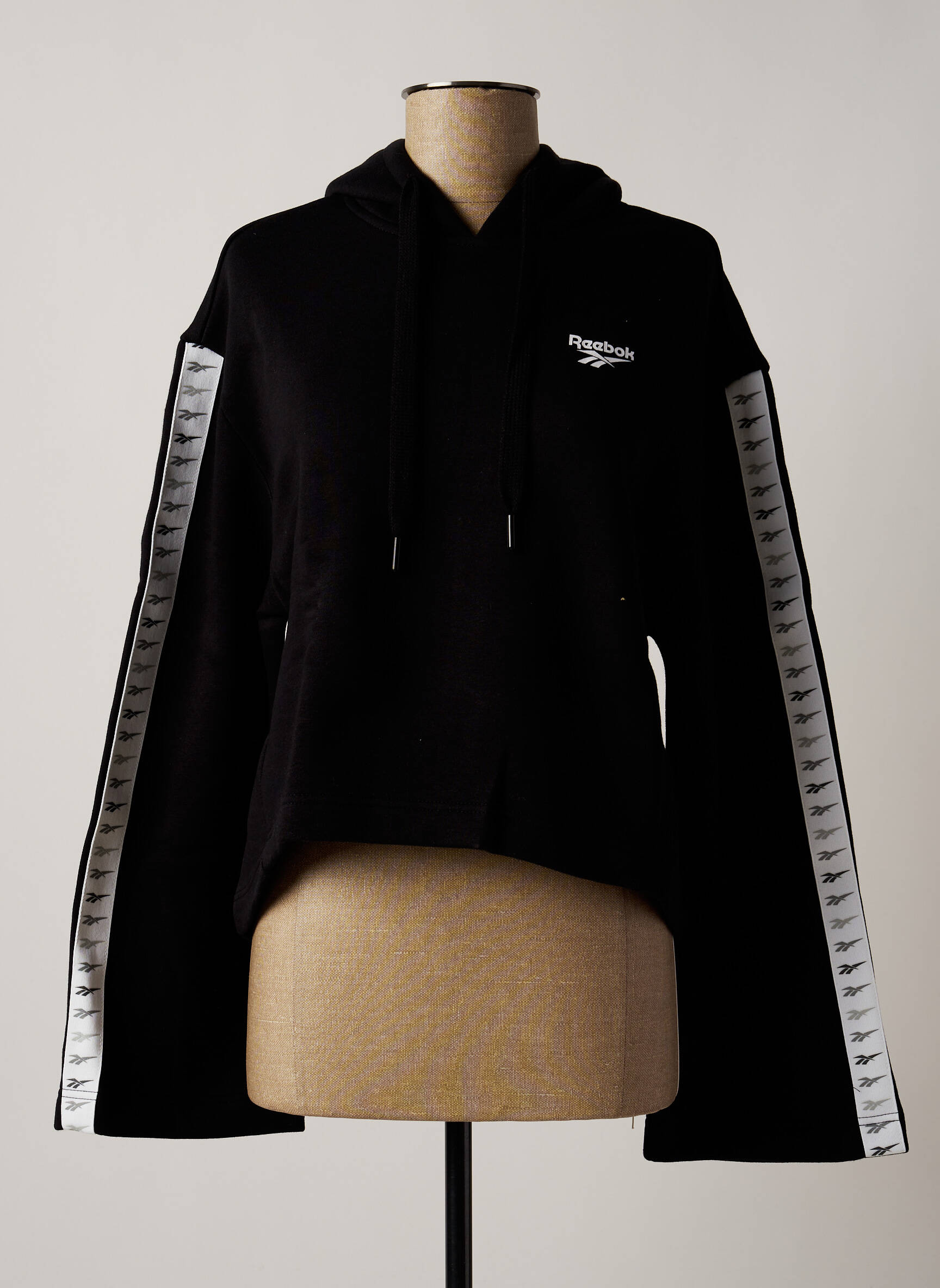 Kapišonas juodas REEBOK moteris