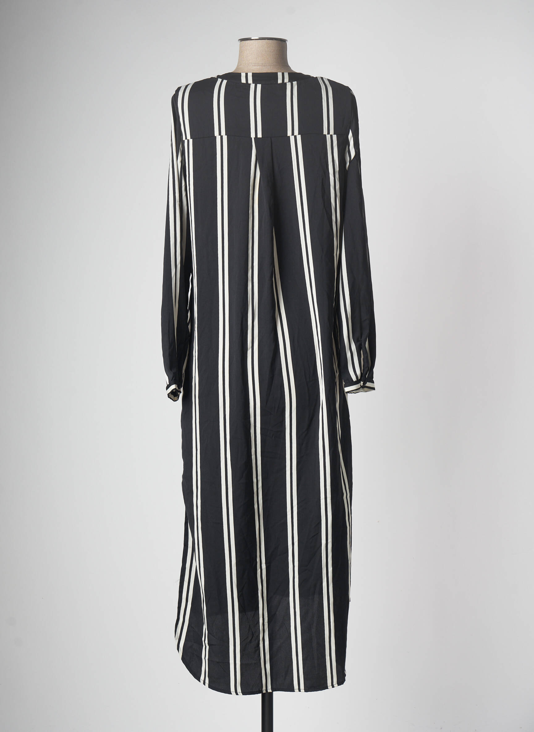 Pusilgių suknelė juodas VERO MODA moteris