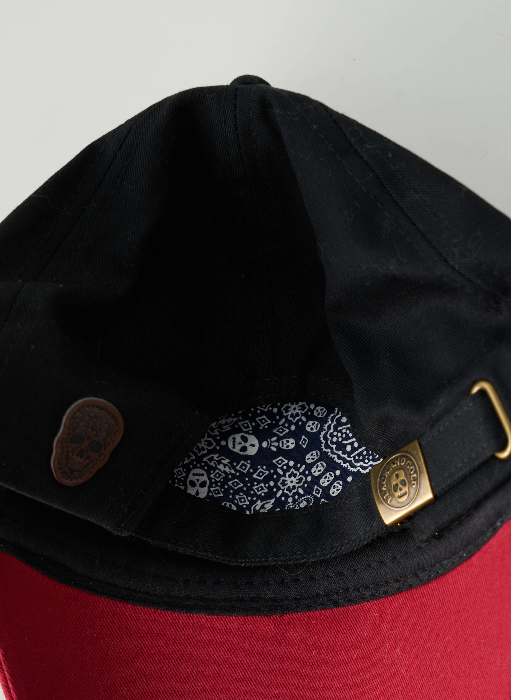 Skrybėlė raudona BLACK AND GOLD vyras