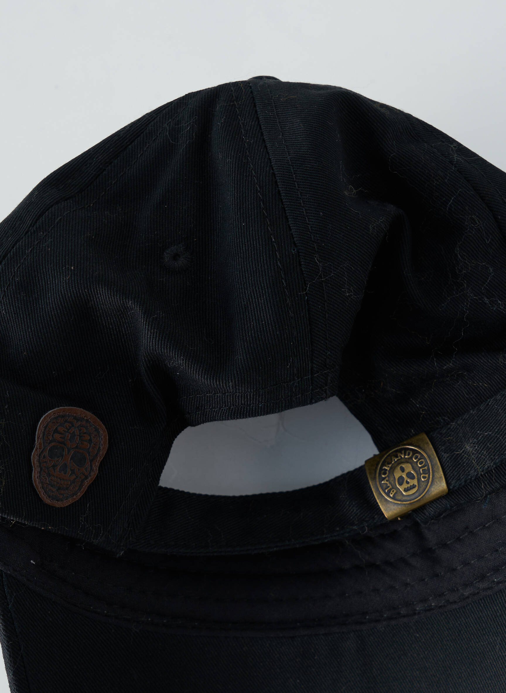 Skrybėlė juodas BLACK AND GOLD vyras