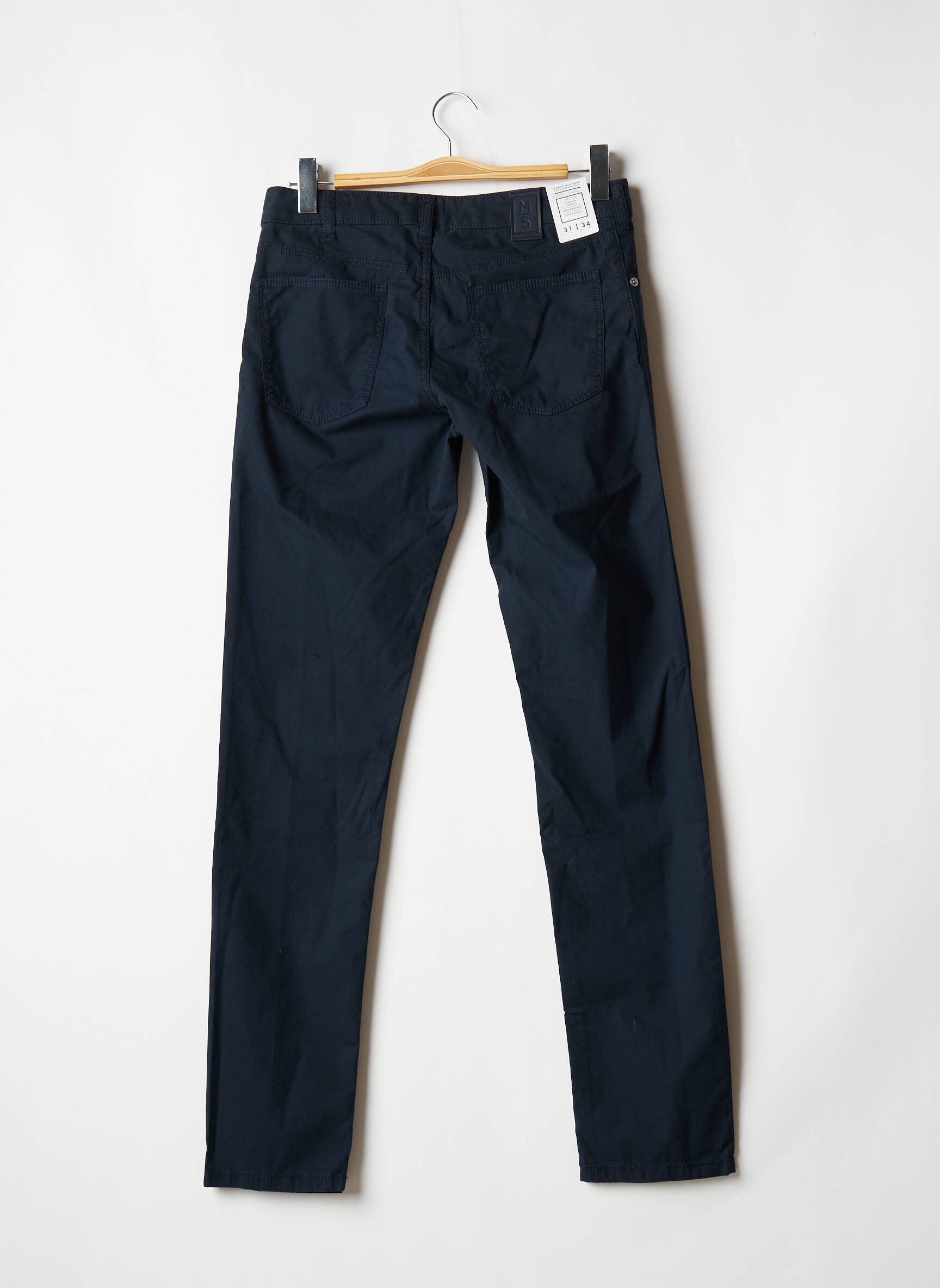 Lieknos kelnės popelinos audinys, kuris pasižymi lygiu ir tankiu paviršiumi. normala dydis mėlyna M5 BY MEYER vyras