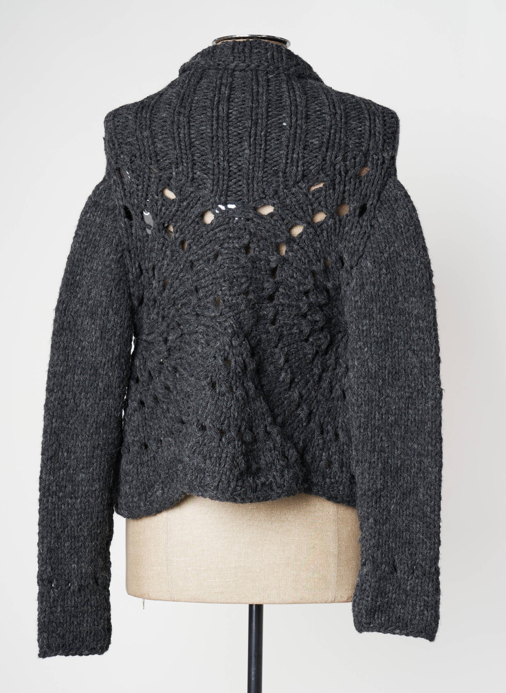 Ilgų rankovių liemenė šaliko apykaklė pilka TRICOT CHIC moteris