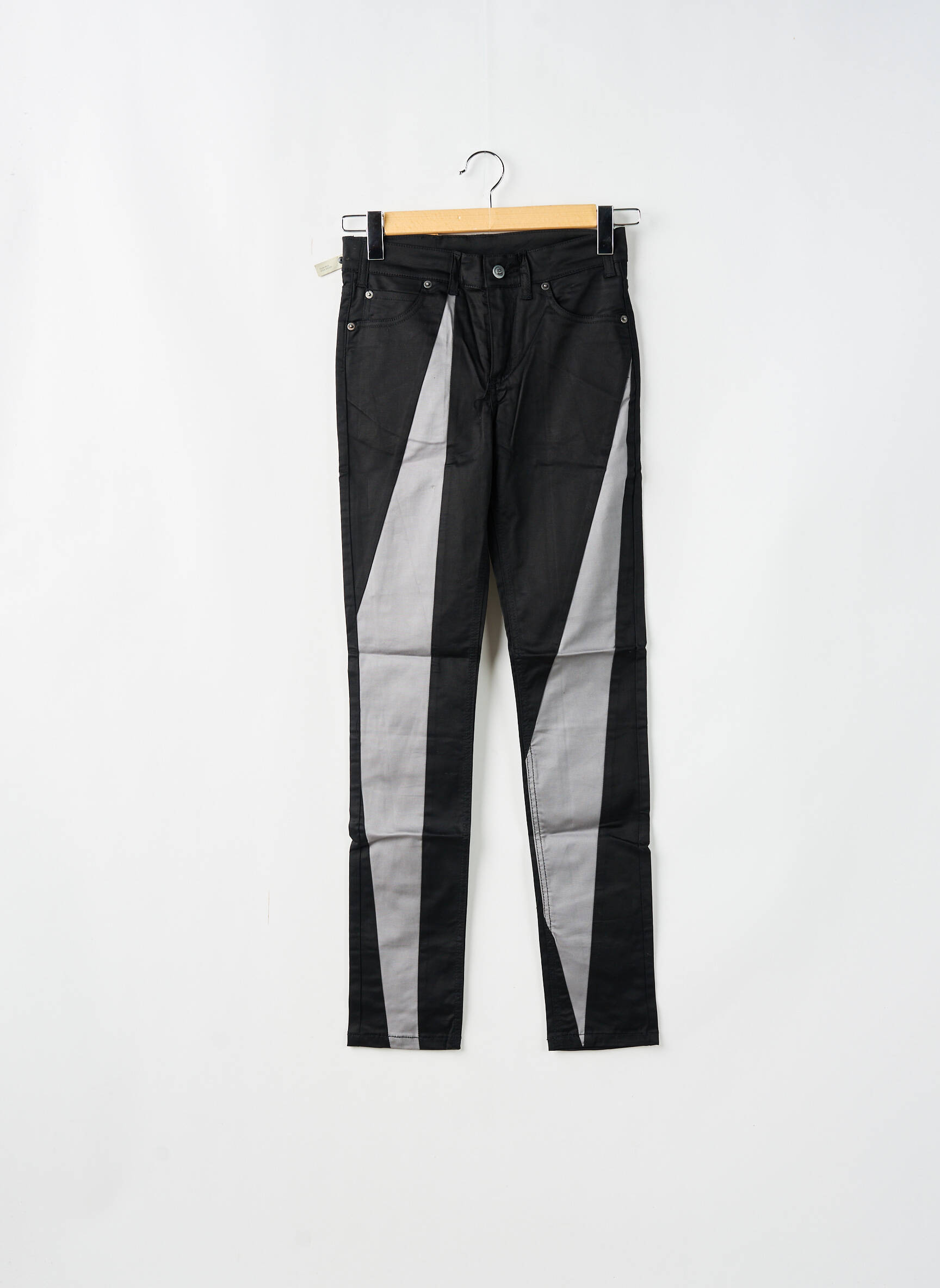 Lieknos kelnės popelinos audinys, kuris pasižymi lygiu ir tankiu paviršiumi. juodas CHEAP MONDAY moteris