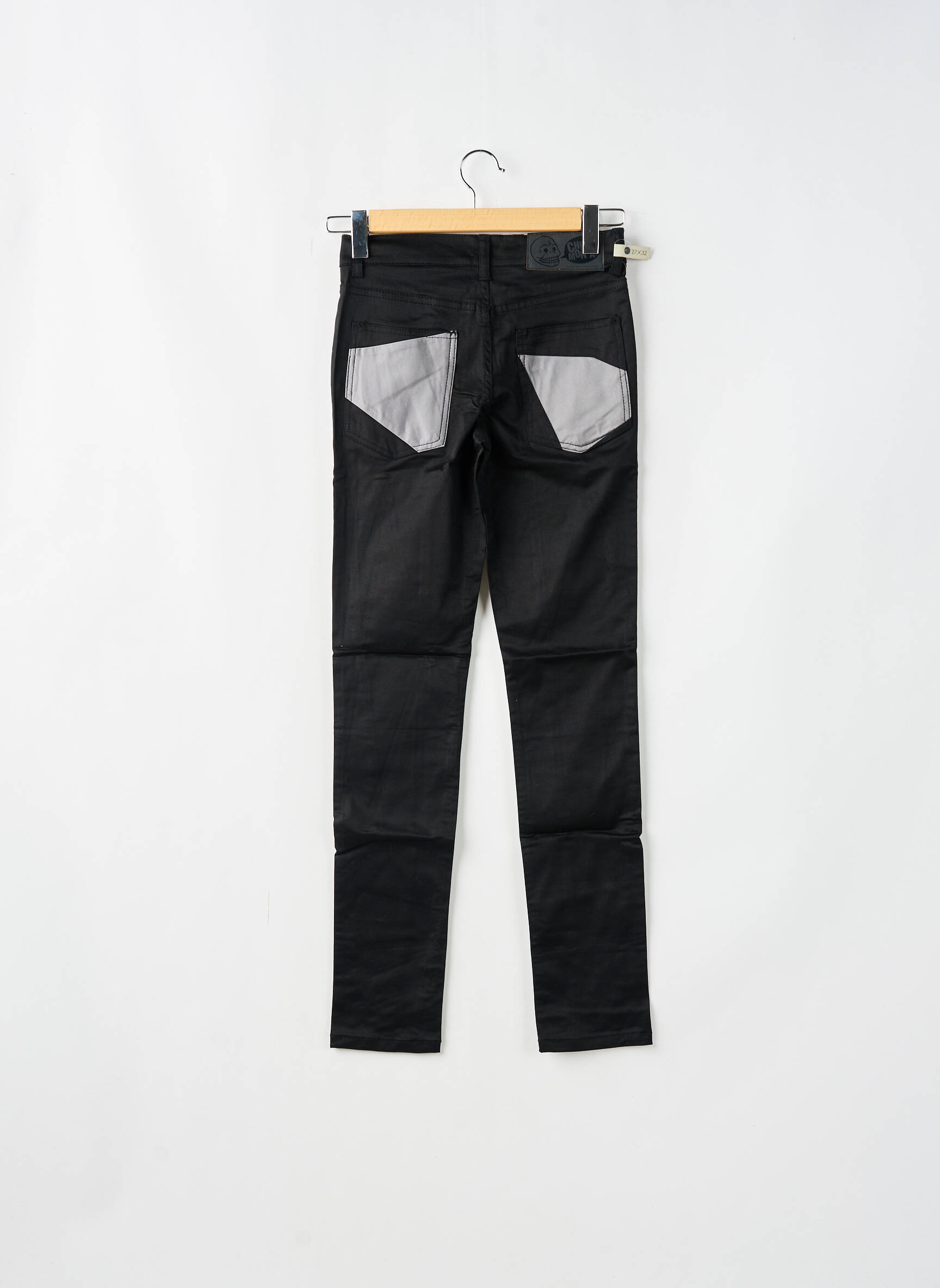 Lieknos kelnės popelinos audinys, kuris pasižymi lygiu ir tankiu paviršiumi. juodas CHEAP MONDAY moteris