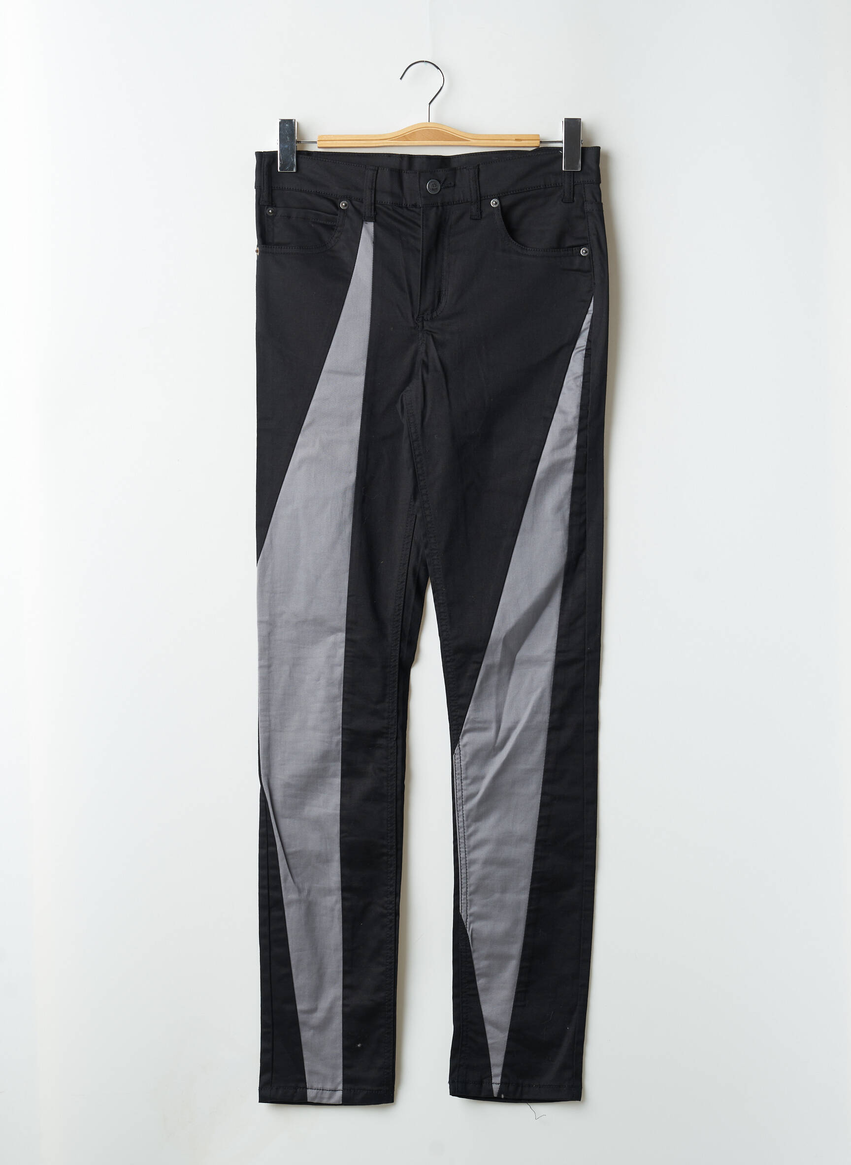 Lieknos kelnės popelinos audinys, kuris pasižymi lygiu ir tankiu paviršiumi. normala dydis juodas CHEAP MONDAY moteris