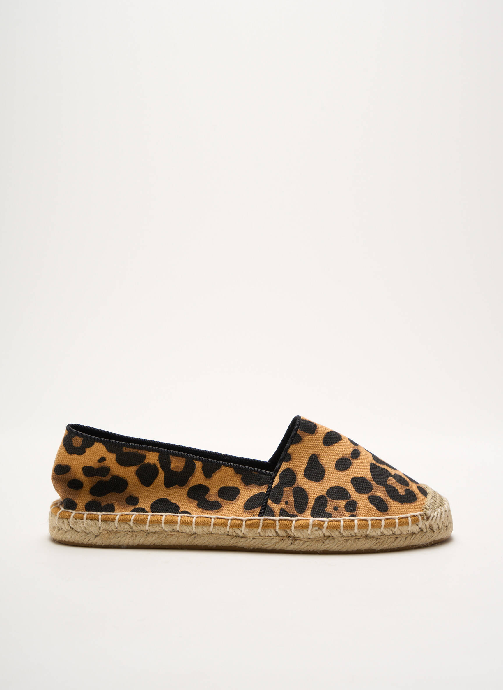 Espadrilės apvalus mygtukas plokščias kulnas iki 3 cm juodas JUSTFAB moteris