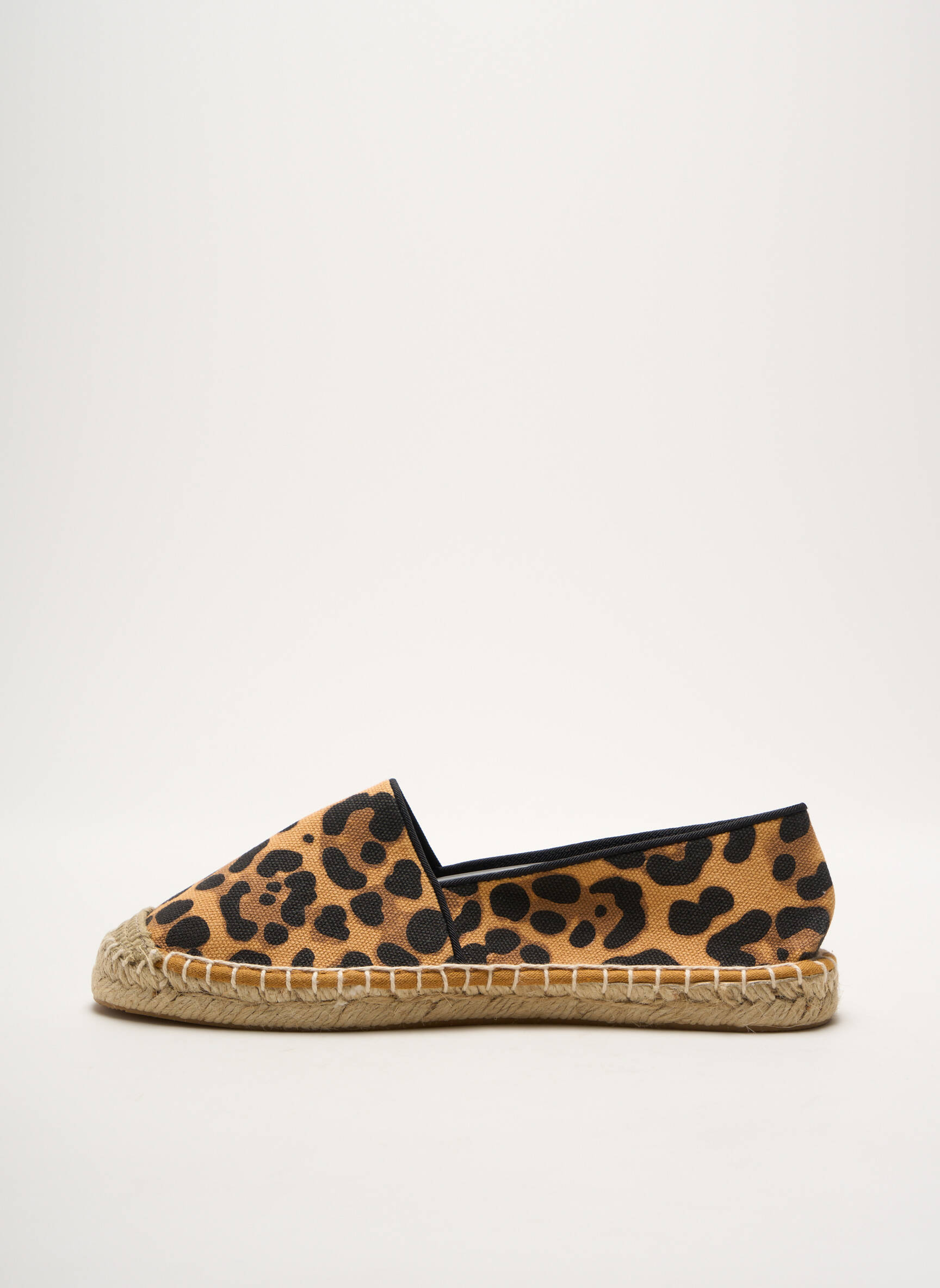 Espadrilės apvalus mygtukas plokščias kulnas iki 3 cm juodas JUSTFAB moteris