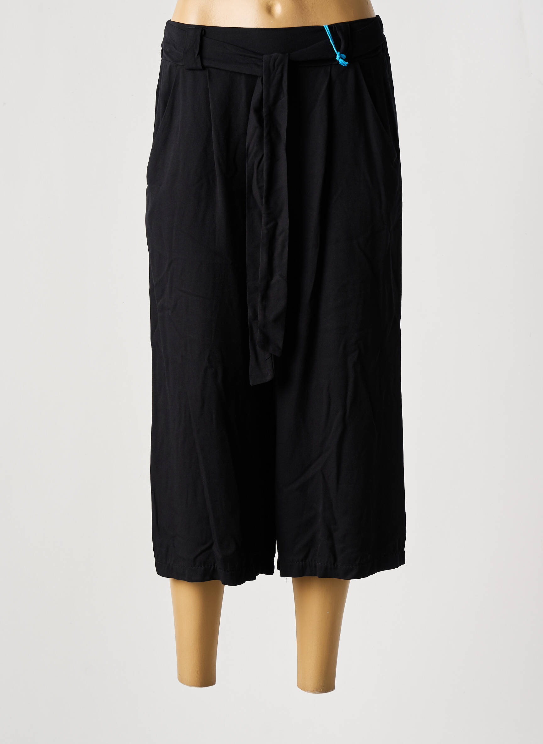 Pusilgių kelnių tiesi kirpimas juodas QUATTRO moteris