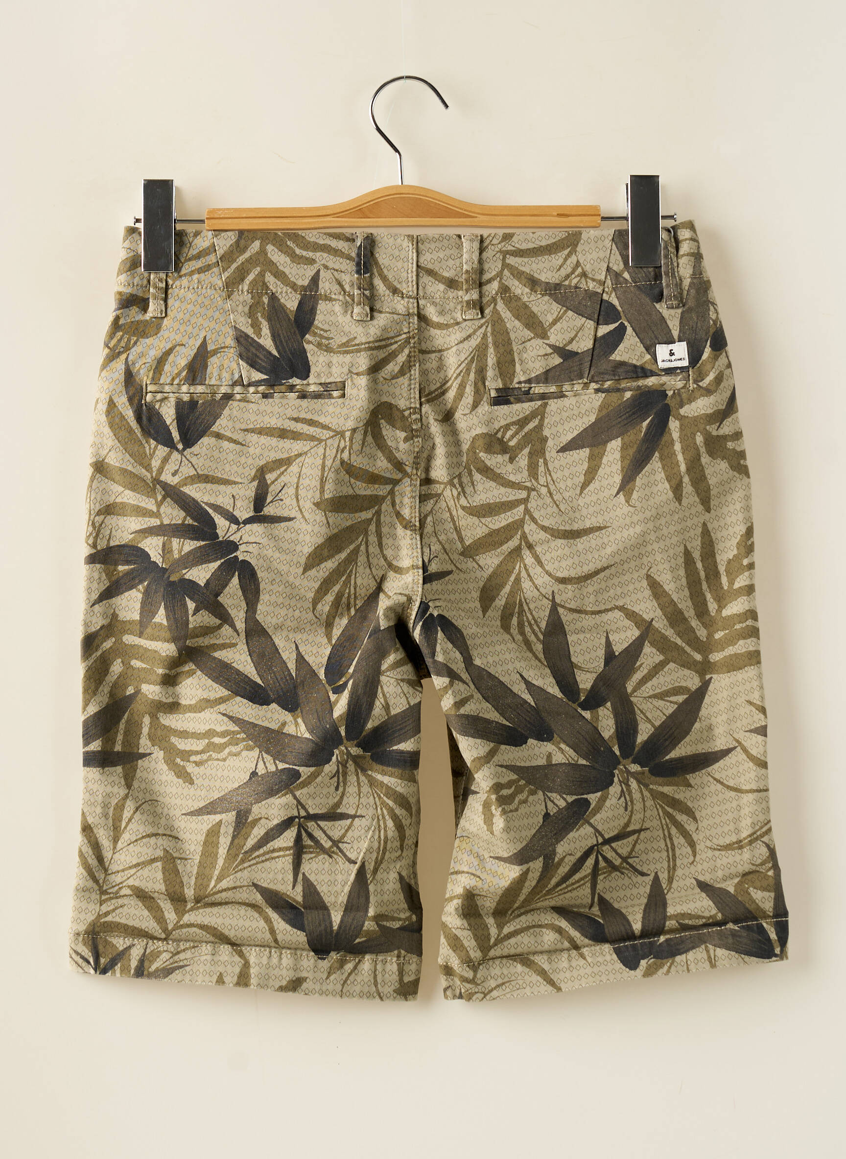 Bermudas popelinos audinys, kuris pasižymi lygiu ir tankiu paviršiumi. žalias JACK & JONES vyras