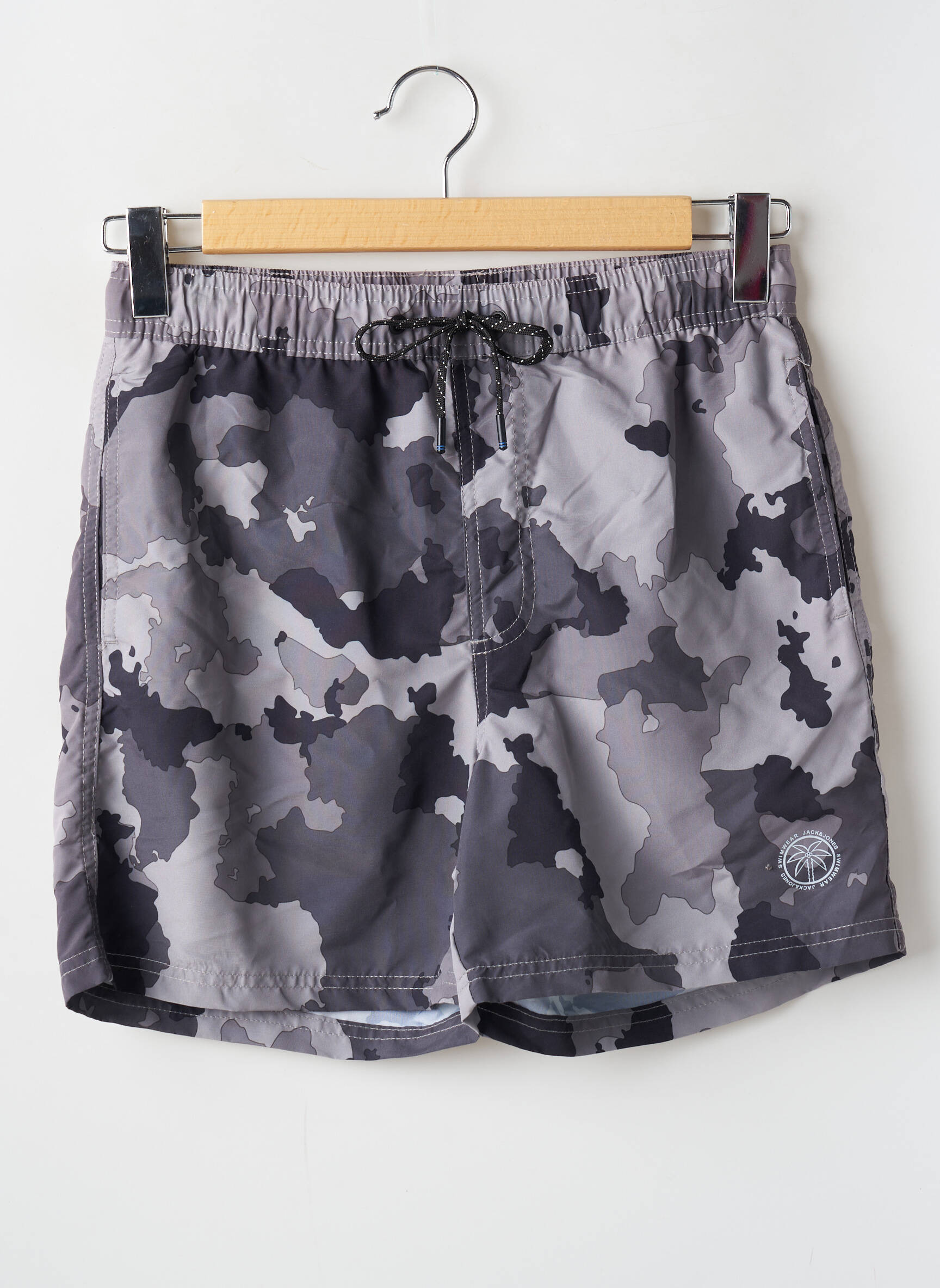 Maudymosi šortas popelinos audinys, kuris pasižymi lygiu ir tankiu paviršiumi. pilka JACK & JONES vyras