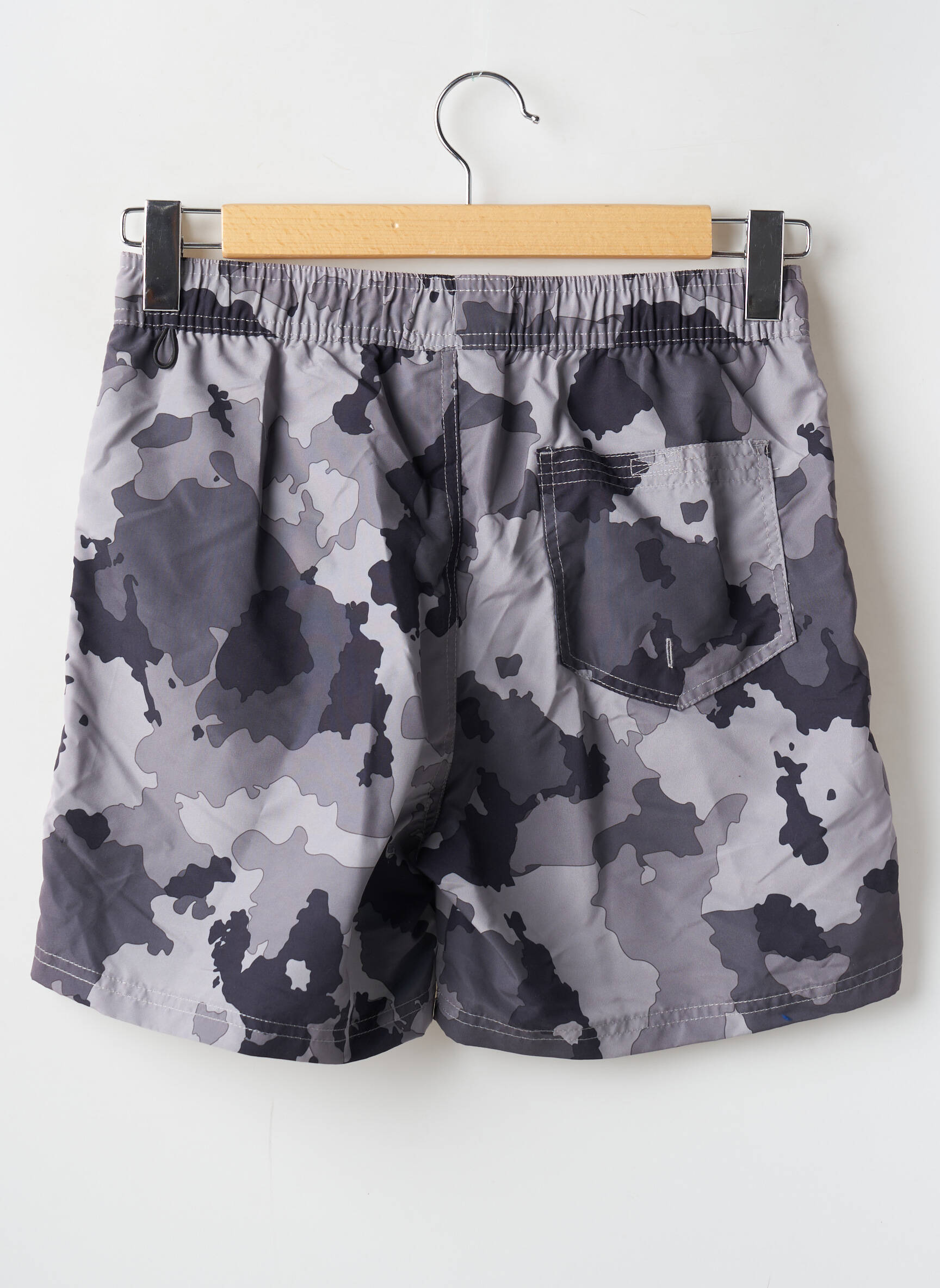 Maudymosi šortas popelinos audinys, kuris pasižymi lygiu ir tankiu paviršiumi. pilka JACK & JONES vyras