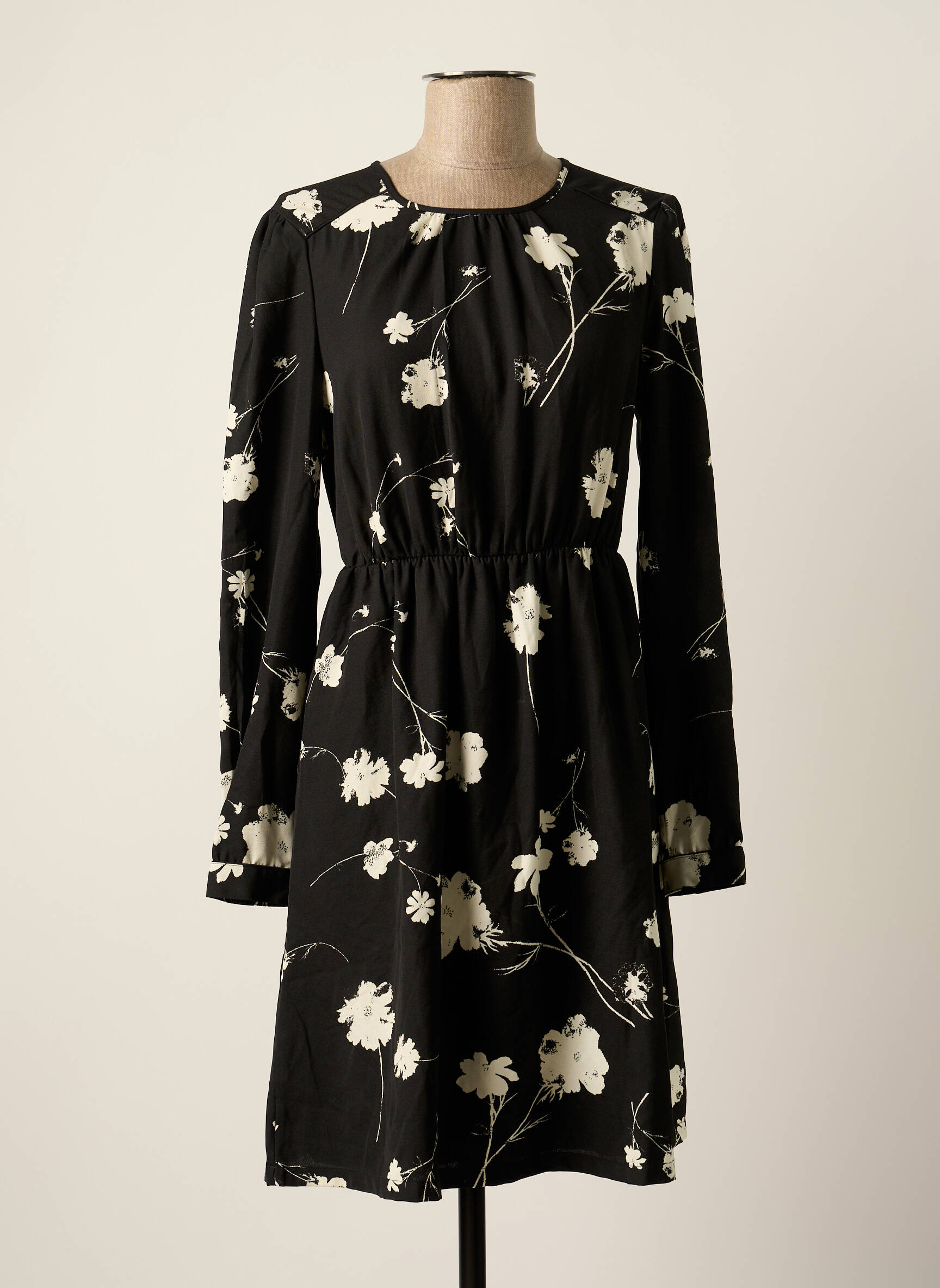 Pusilgių suknelė juodas VERO MODA moteris