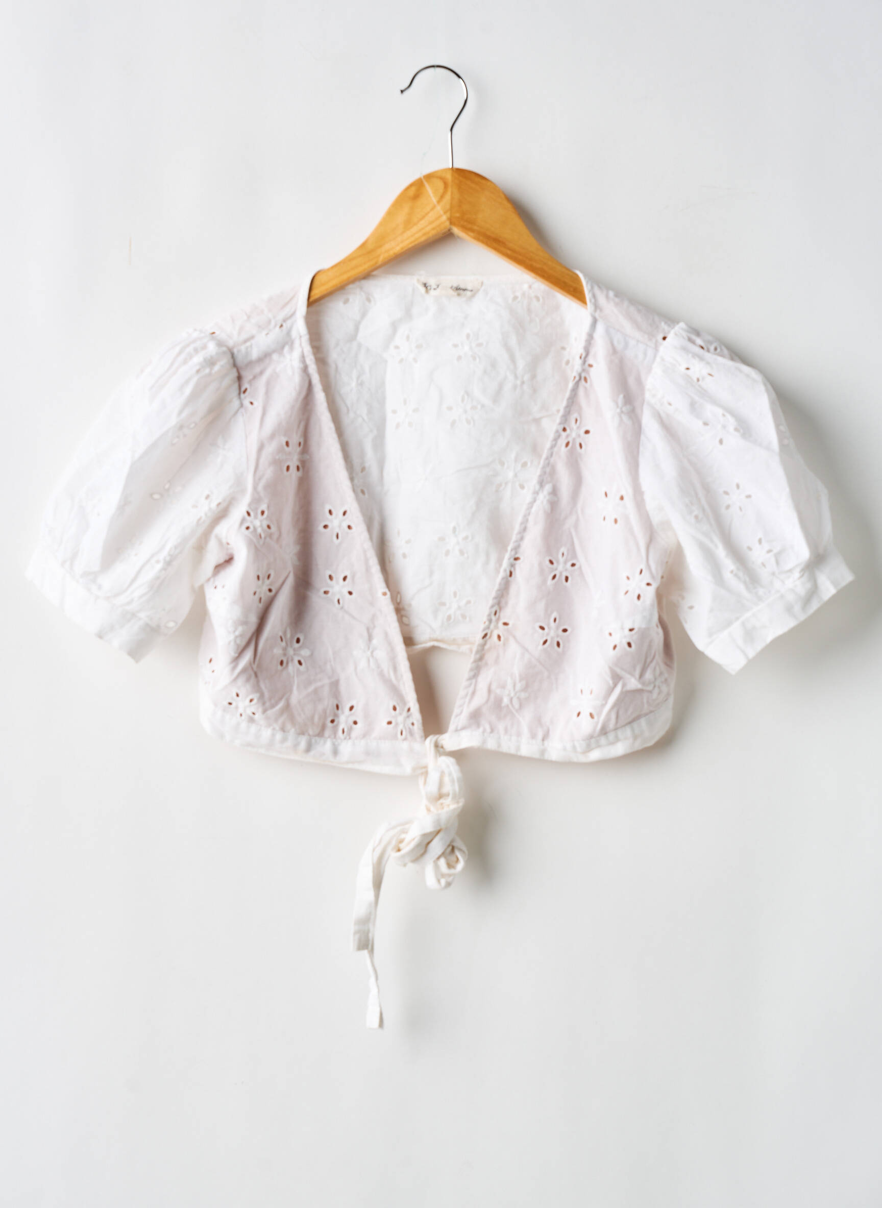Bluzonai popelinos audinys, kuris pasižymi lygiu ir tankiu paviršiumi. trumpas rankovės baltas FOR LOVE & LEMONS moteris