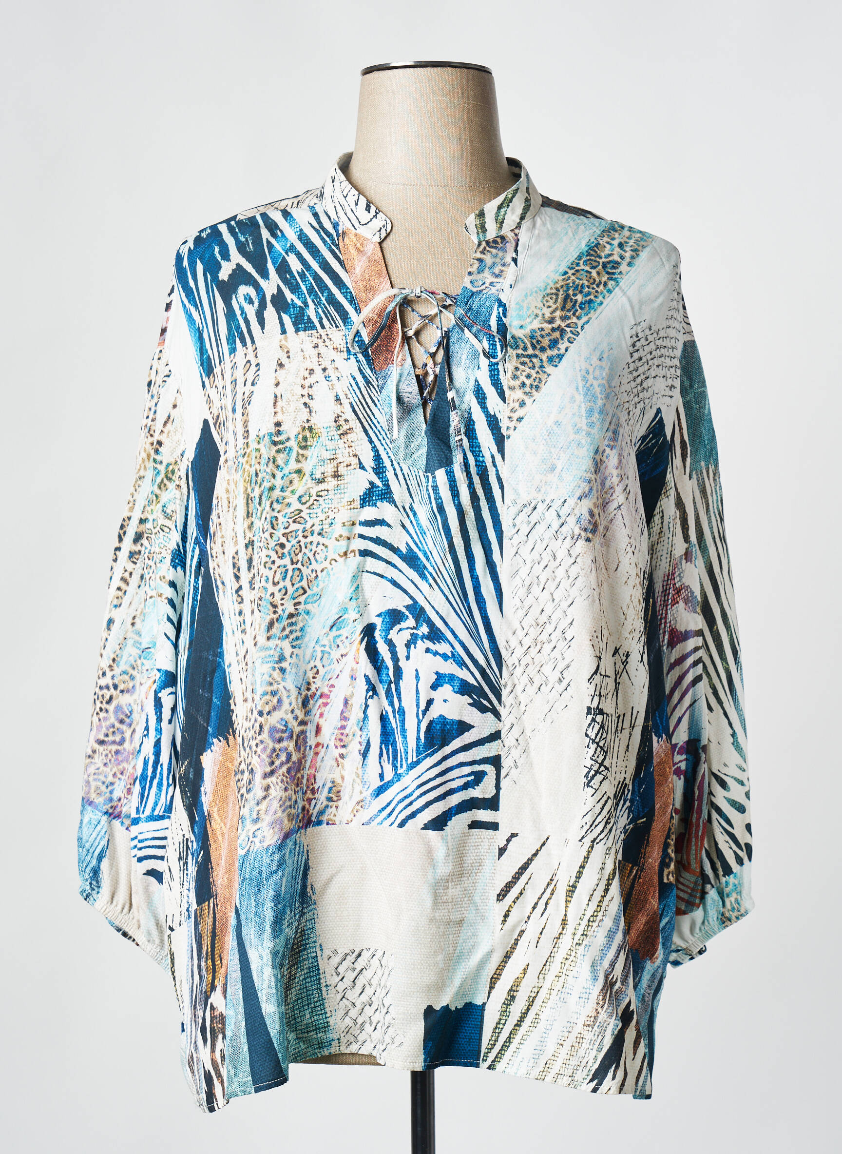 Bluzonai popelinos audinys, kuris pasižymi lygiu ir tankiu paviršiumi. 3/4 rankovės mėlyna KARIN HERTZ moteris