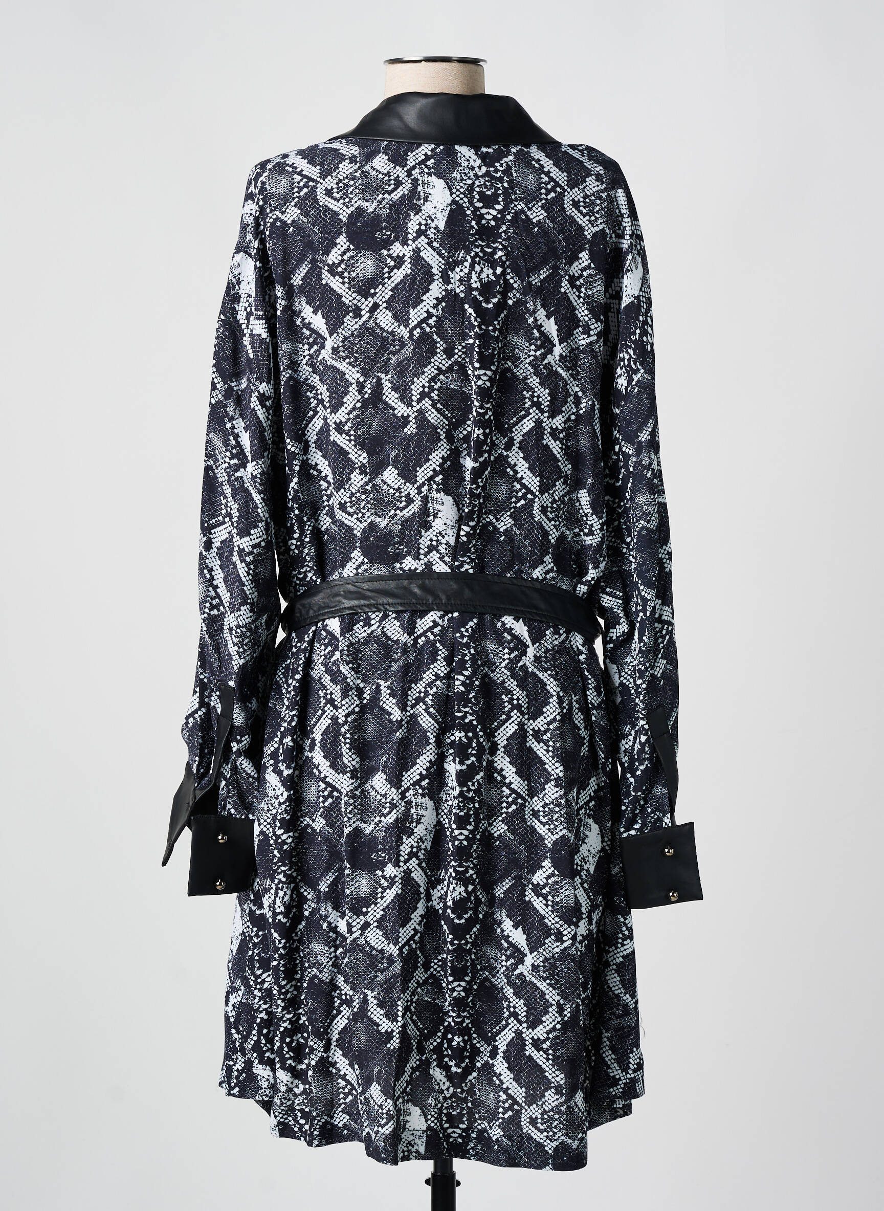 Pusilgių suknelė ilgos rankovės ilgos rankovės juodas MAT FASHION moteris