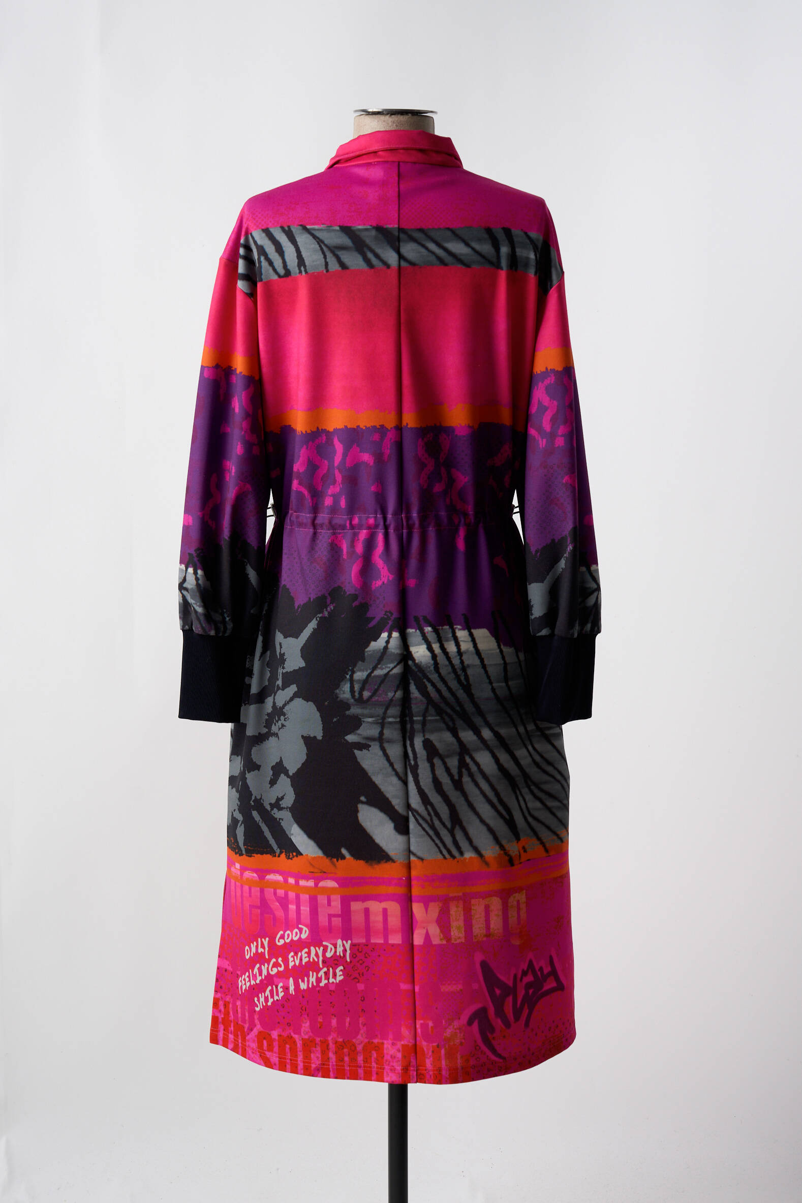 Pusilgių suknelė fantazijos raštas ilgos rankovės rožinė TUZZI moteris