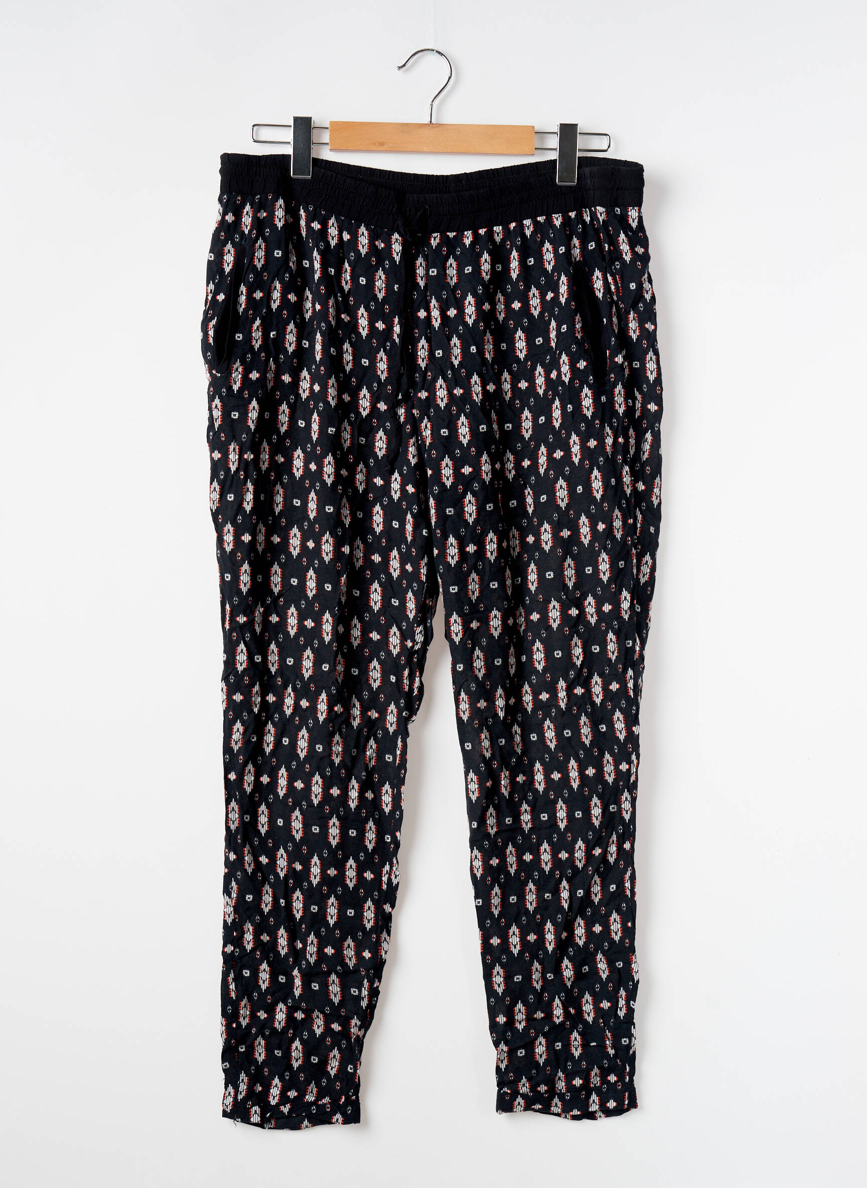 Platus kelnes popelinos audinys, kuris pasižymi lygiu ir tankiu paviršiumi. normala dydis juodas PIMKIE moteris