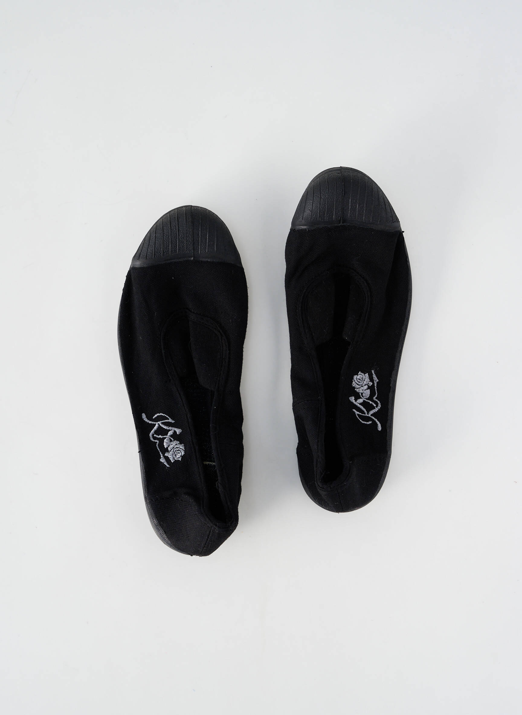 Slip-on batai apvalus mygtukas plokščias kulnas iki 3 cm juodas KAPORAL moteris