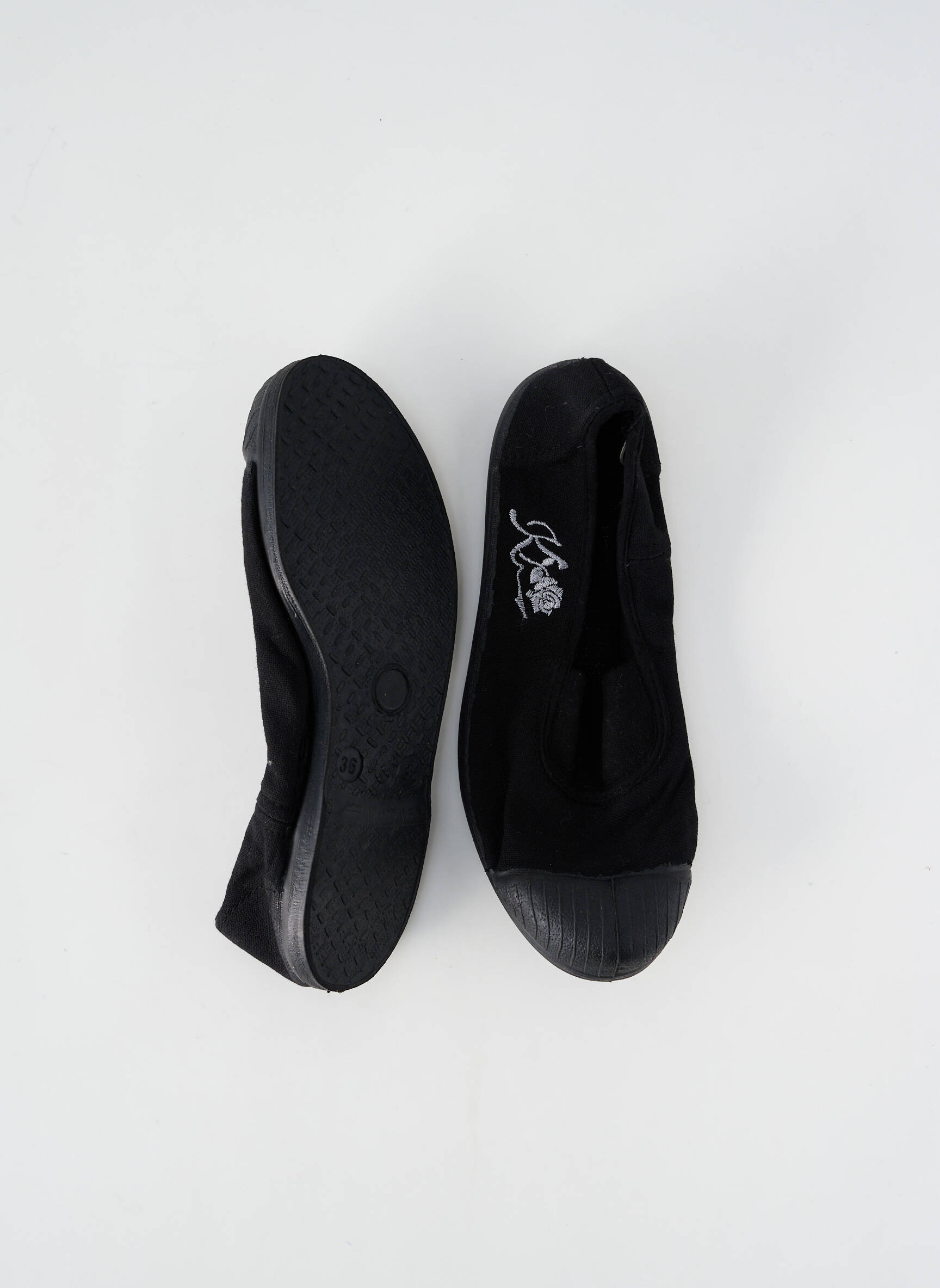 Slip-on batai apvalus mygtukas plokščias kulnas iki 3 cm juodas KAPORAL moteris