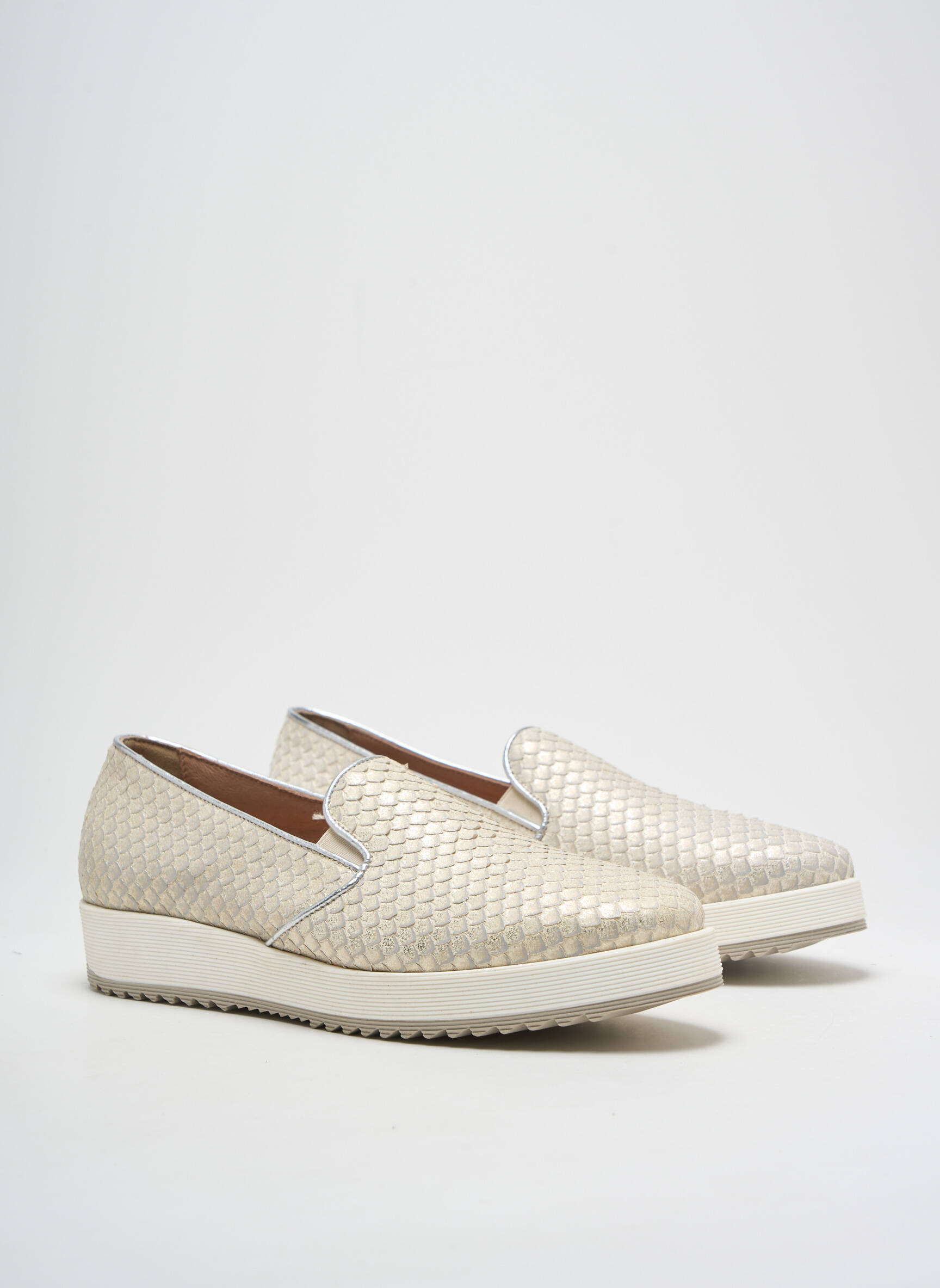 Slip-on batai satino audinys kulnas nuo 4 iki 6 cm bežinis DONNA PIU moteris