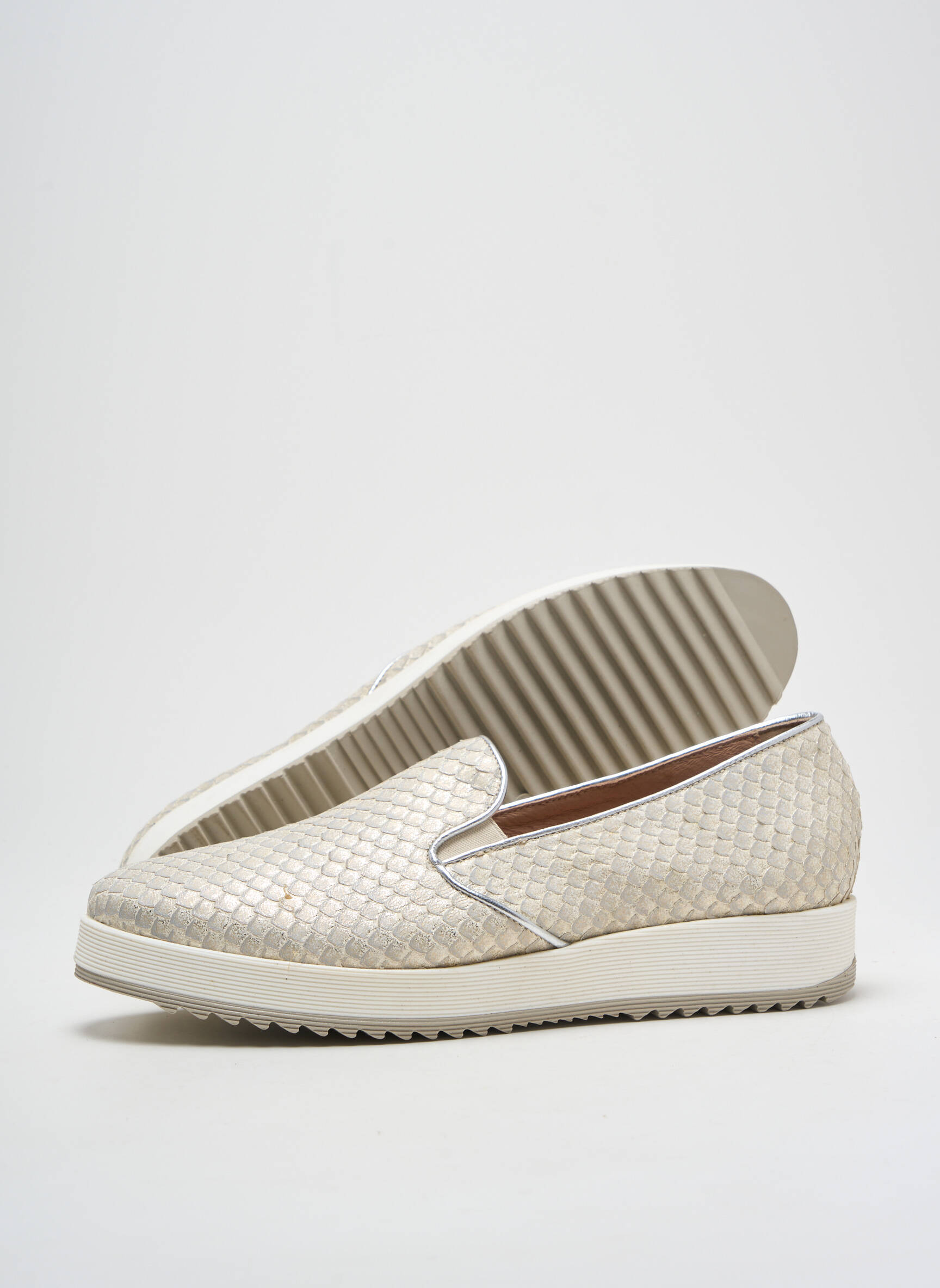 Slip-on batai satino audinys kulnas nuo 4 iki 6 cm bežinis DONNA PIU moteris