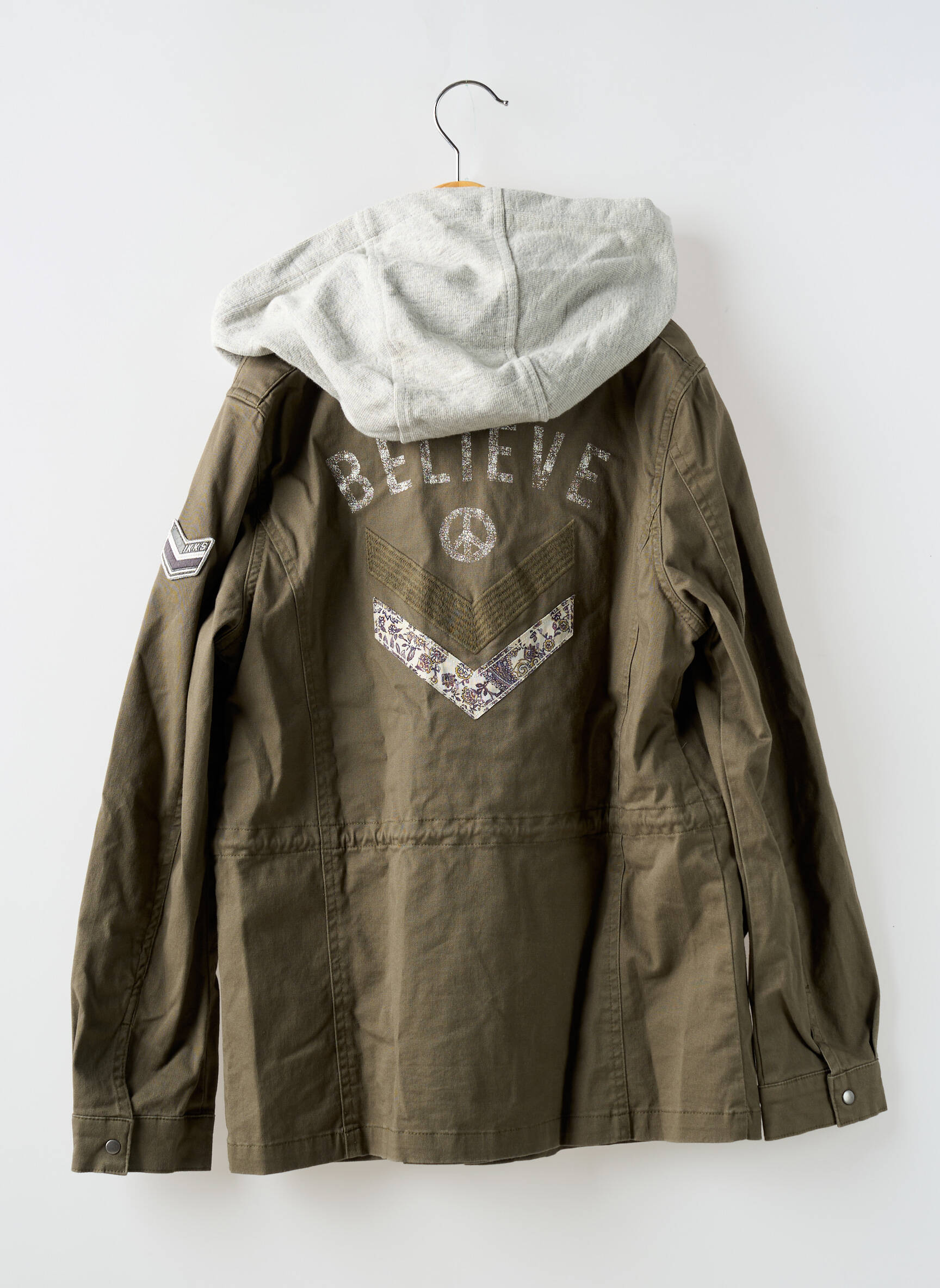 Parka be gobtuvų žalias IKKS mergina