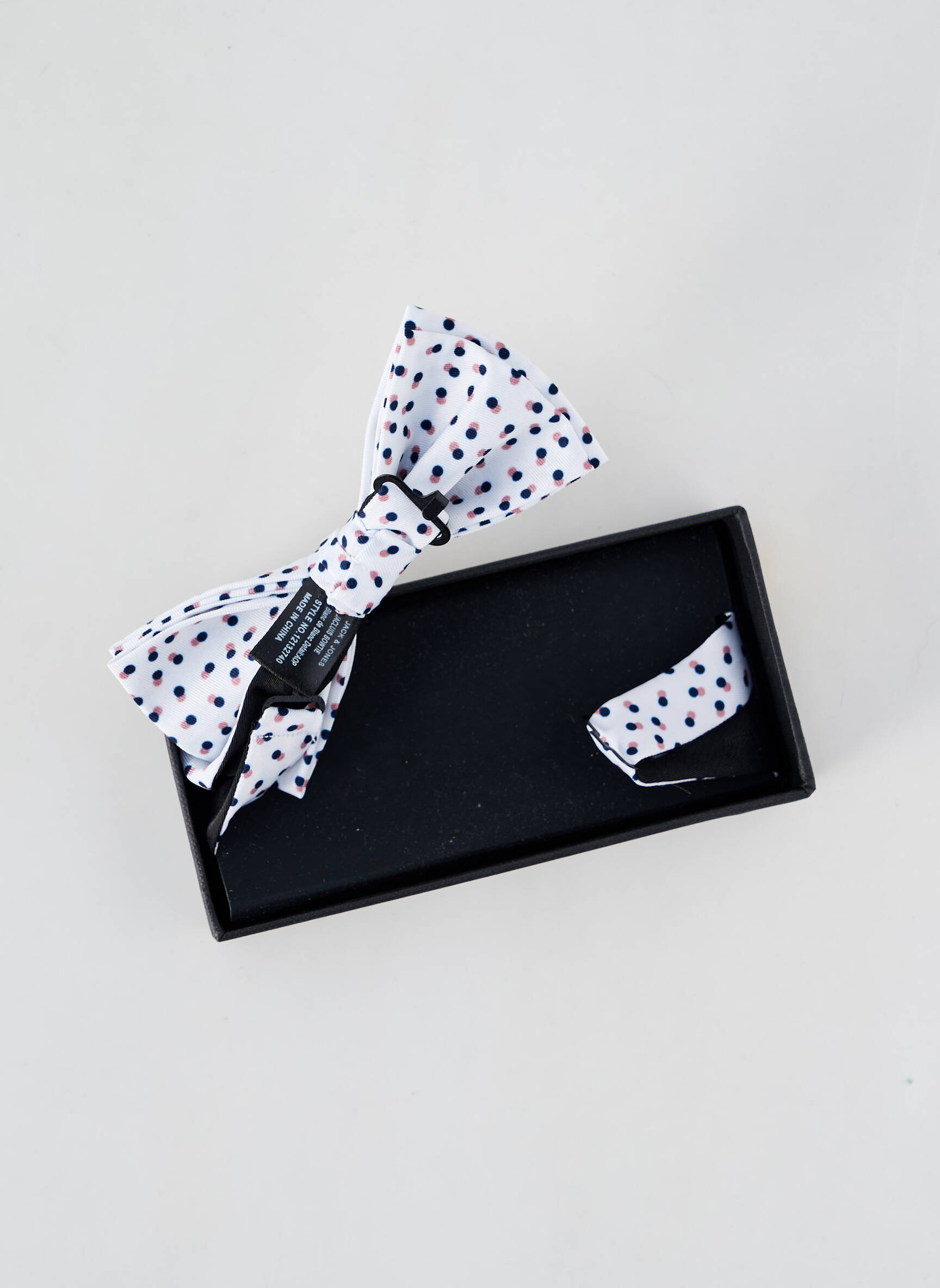 Kaklaraištis papillon popelinos audinys, kuris pasižymi lygiu ir tankiu paviršiumi. baltas JACK & JONES vyras