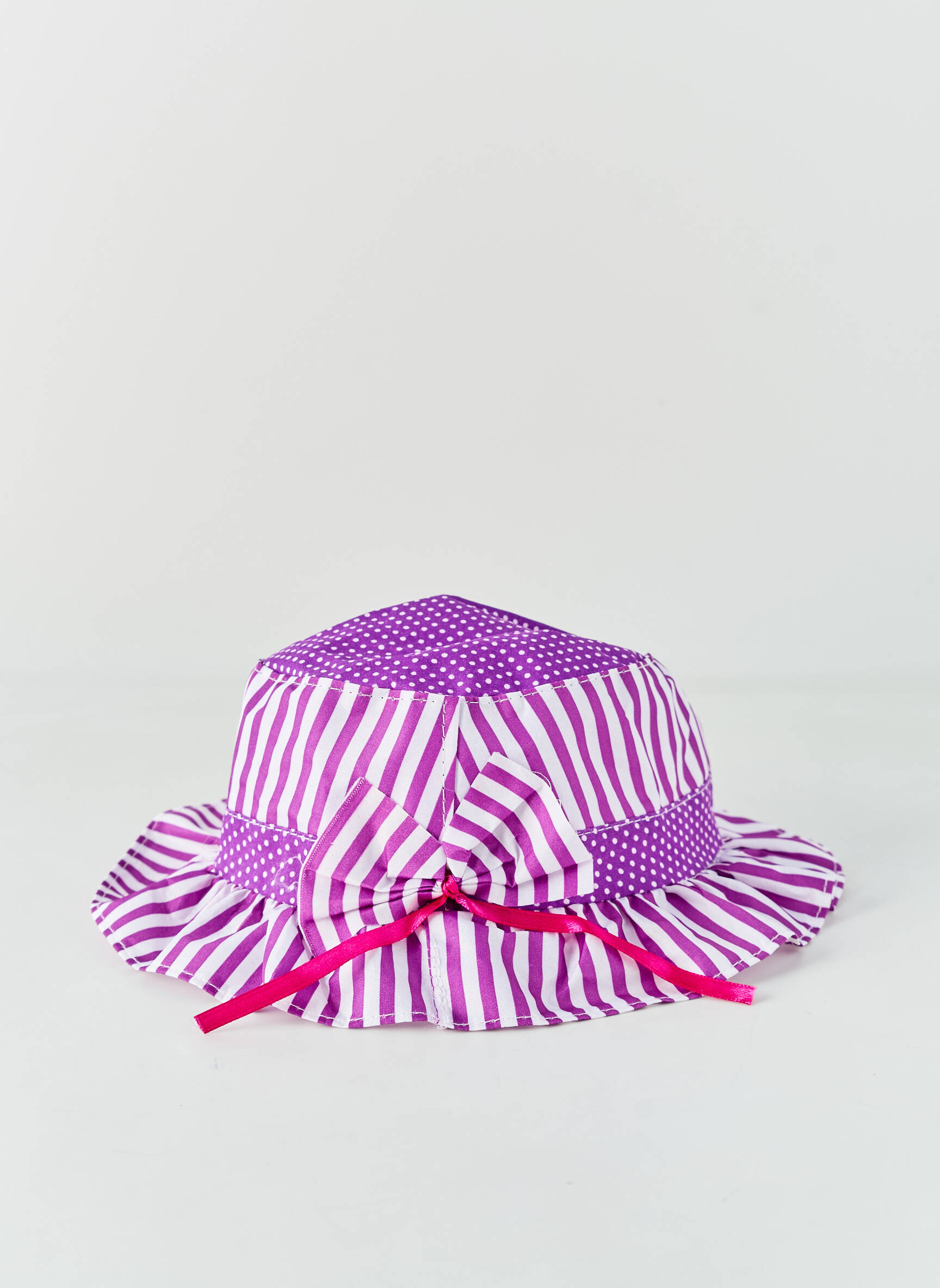 Skrybėlė popelinos audinys, kuris pasižymi lygiu ir tankiu paviršiumi. violetinis VL COLLECTION mergina