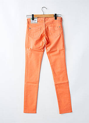 Lieknos kelnės popelinos audinys, kuris pasižymi lygiu ir tankiu paviršiumi. oranžinė PEPE JEANS mergina