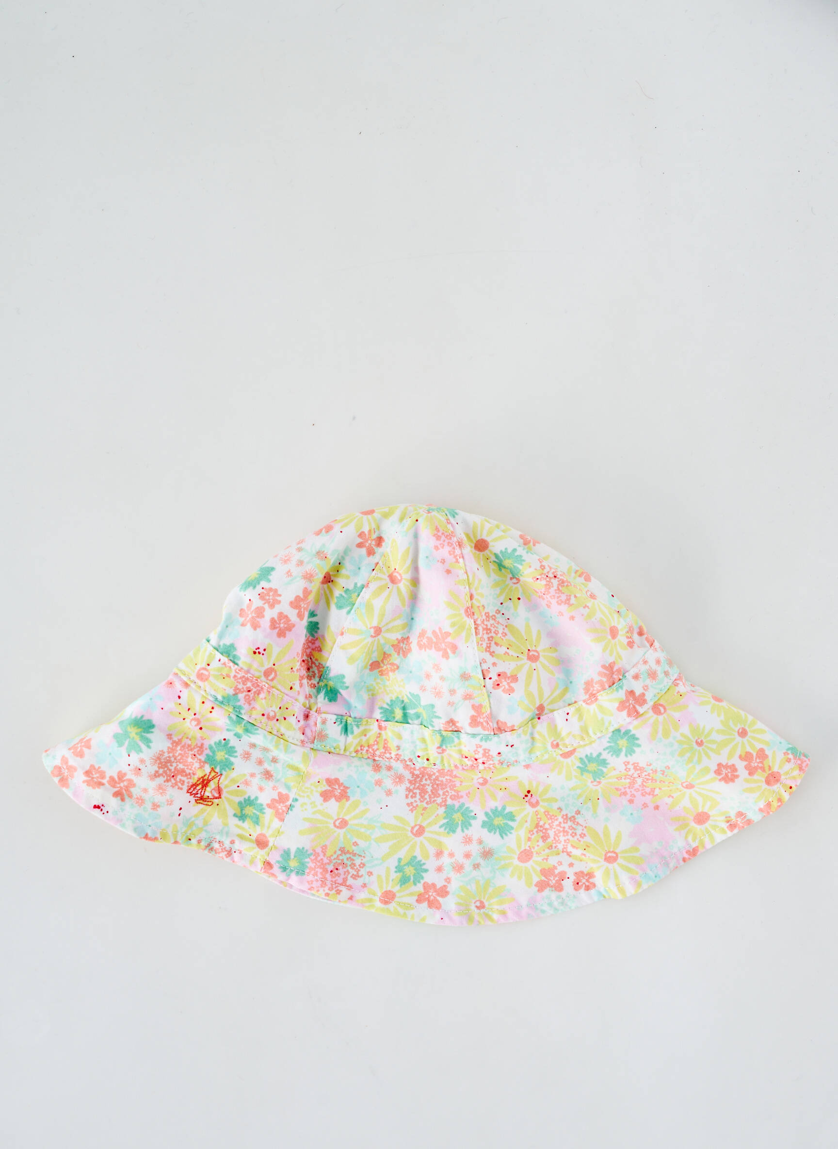 Skrybėlė gėlių raštas geltona PETIT BATEAU mergina