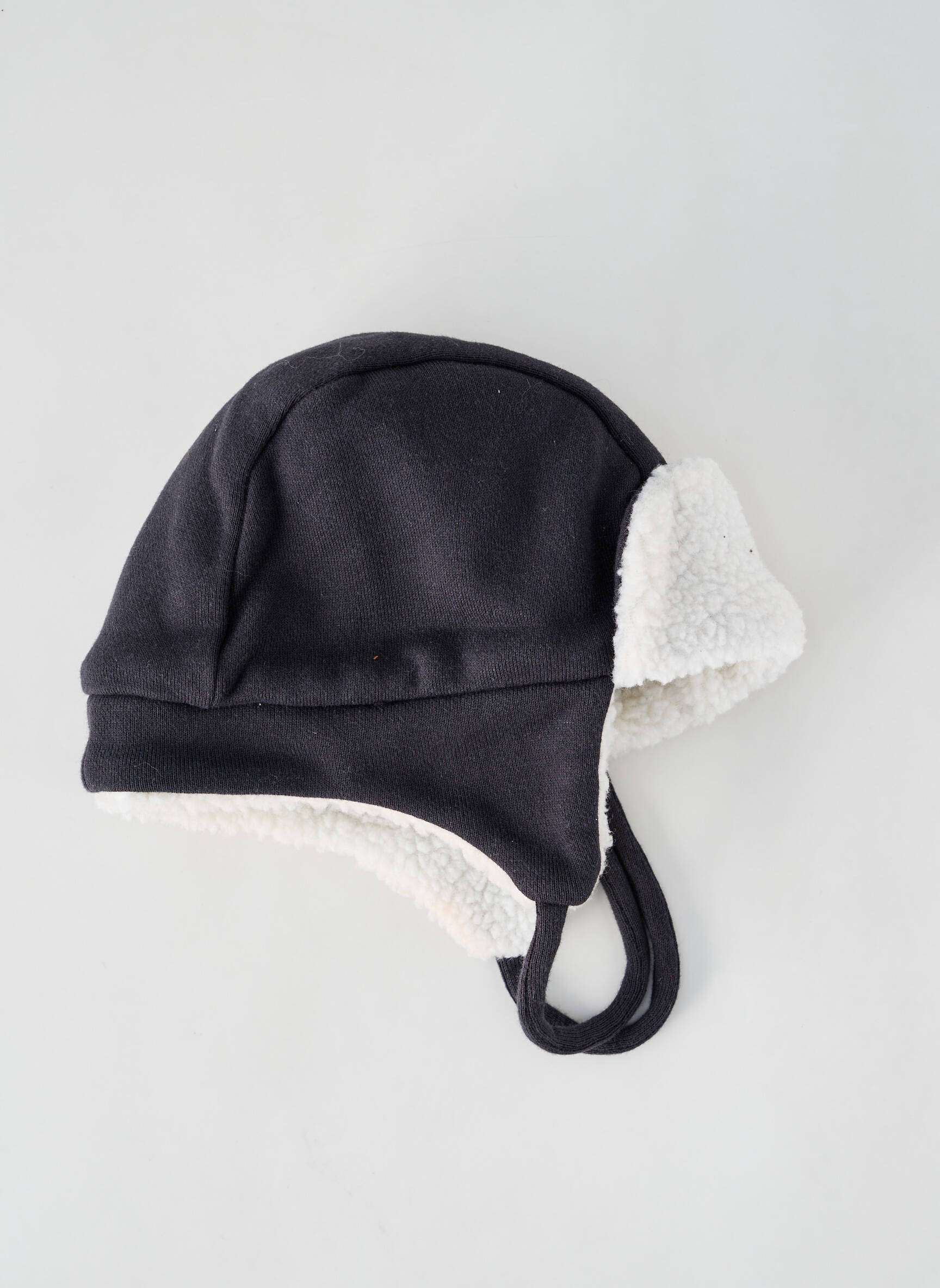 Kepurė užsegimas su raišteliais juodas PETIT BATEAU vaikas