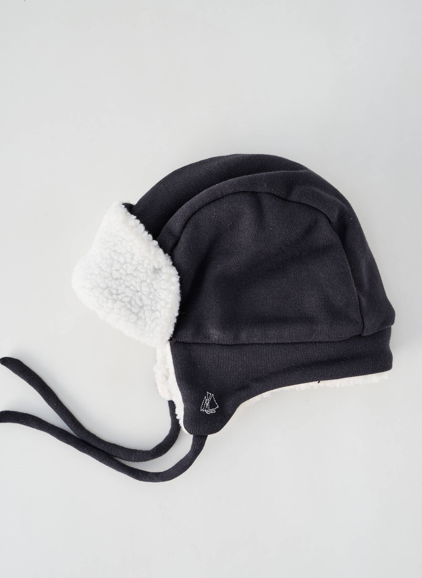 Kepurė užsegimas su raišteliais juodas PETIT BATEAU vaikas