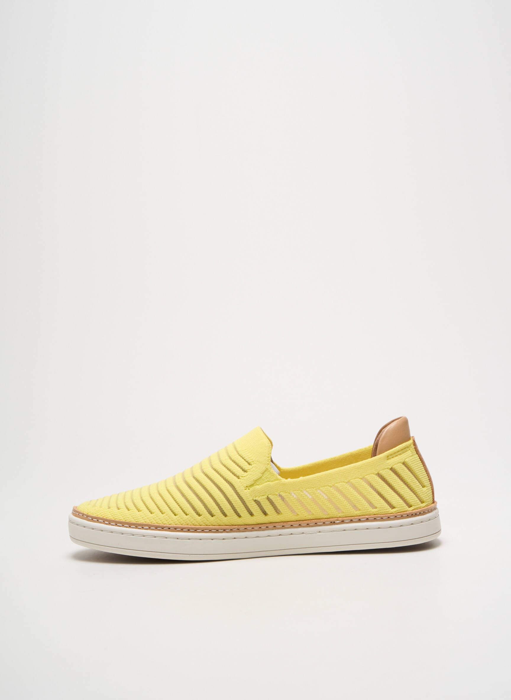 Slip-on batai apvalus mygtukas plokščias kulnas iki 3 cm geltona UGG moteris